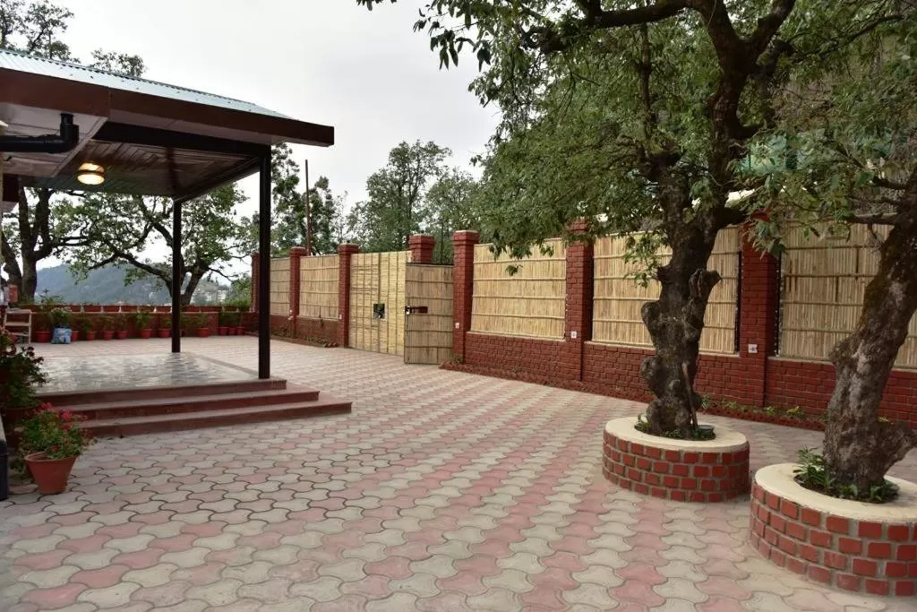 Facade/entrance in The Oaktree House
