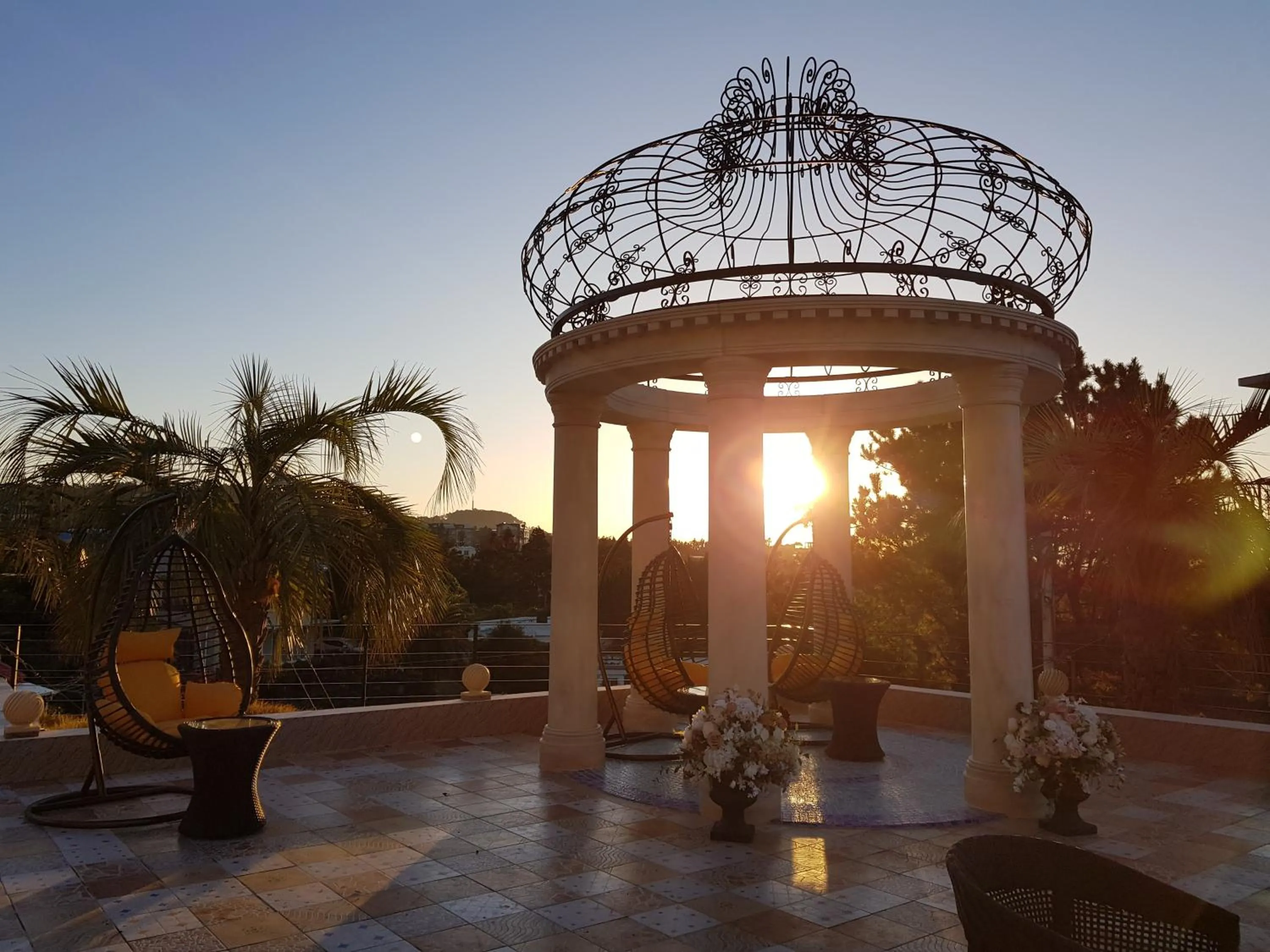 Patio in GoldOne Hotel & Suites