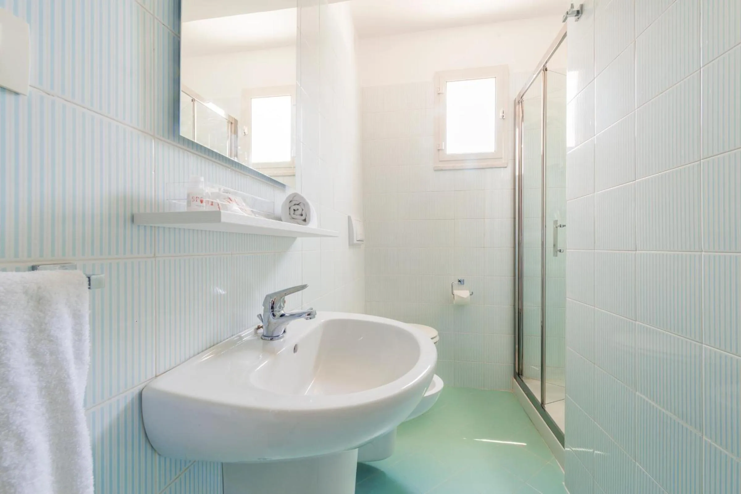 Shower in Hotel Spicy