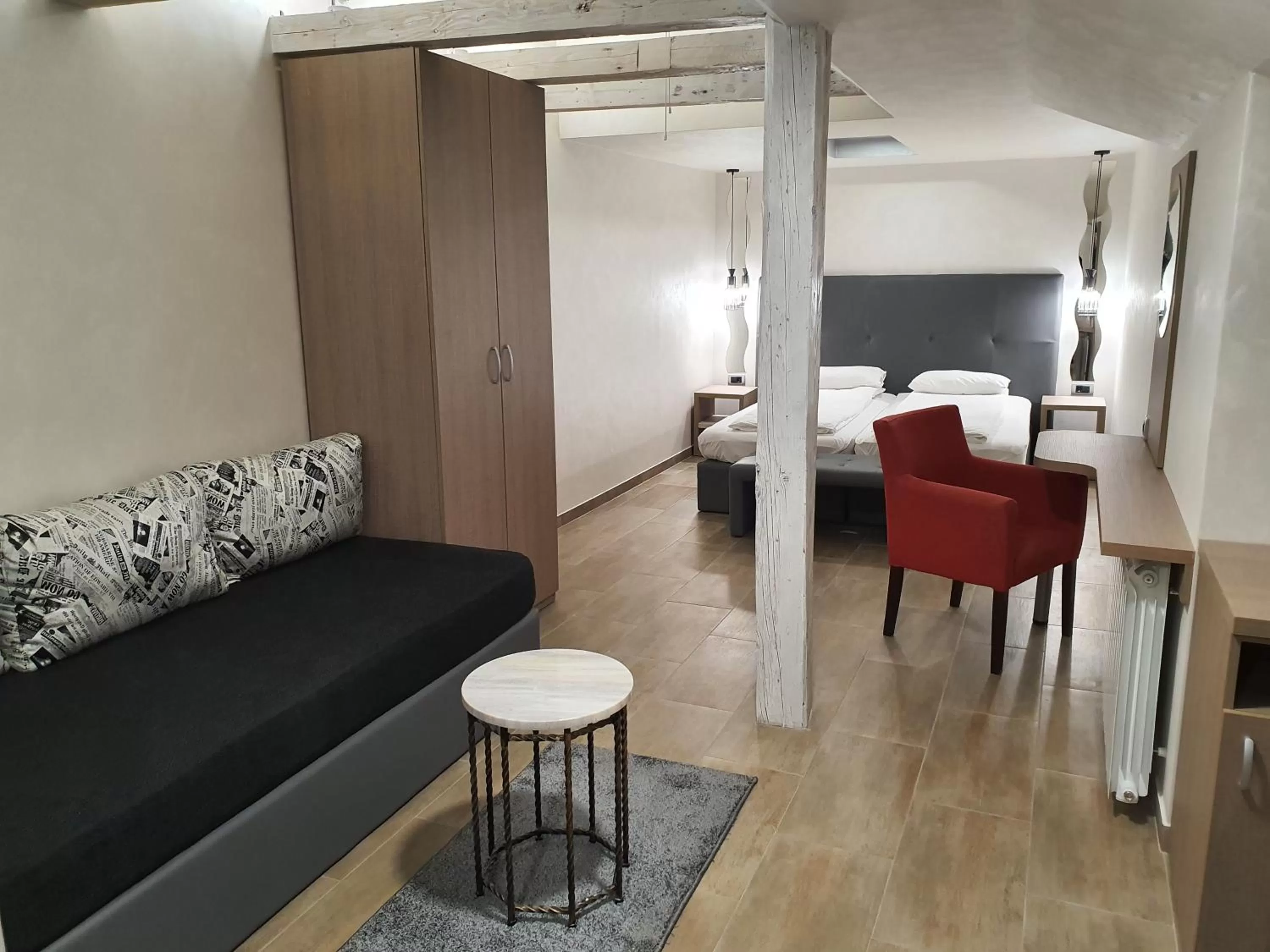 Bed, Seating Area in Hotel Fontana