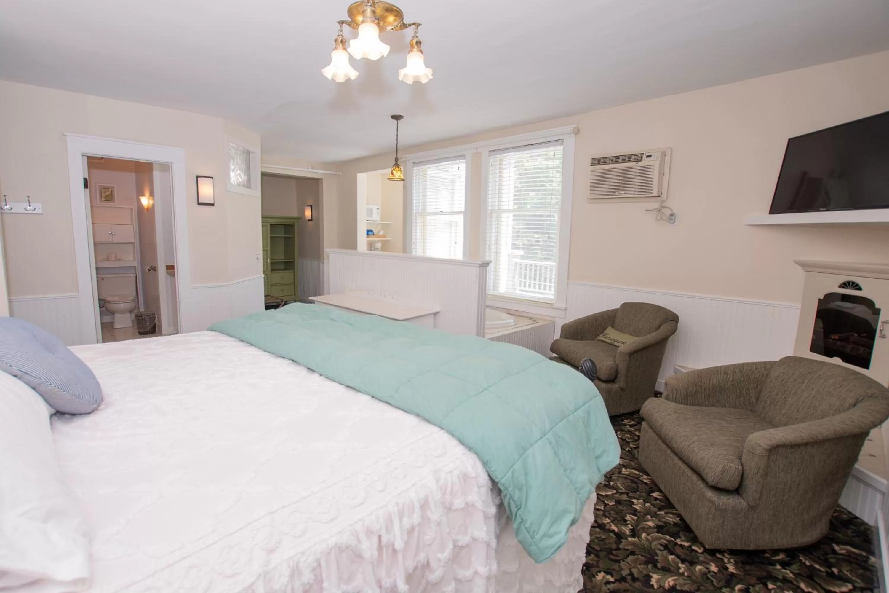 Hot Tub, Bed in Terrace Inn and 1911 Restaurant