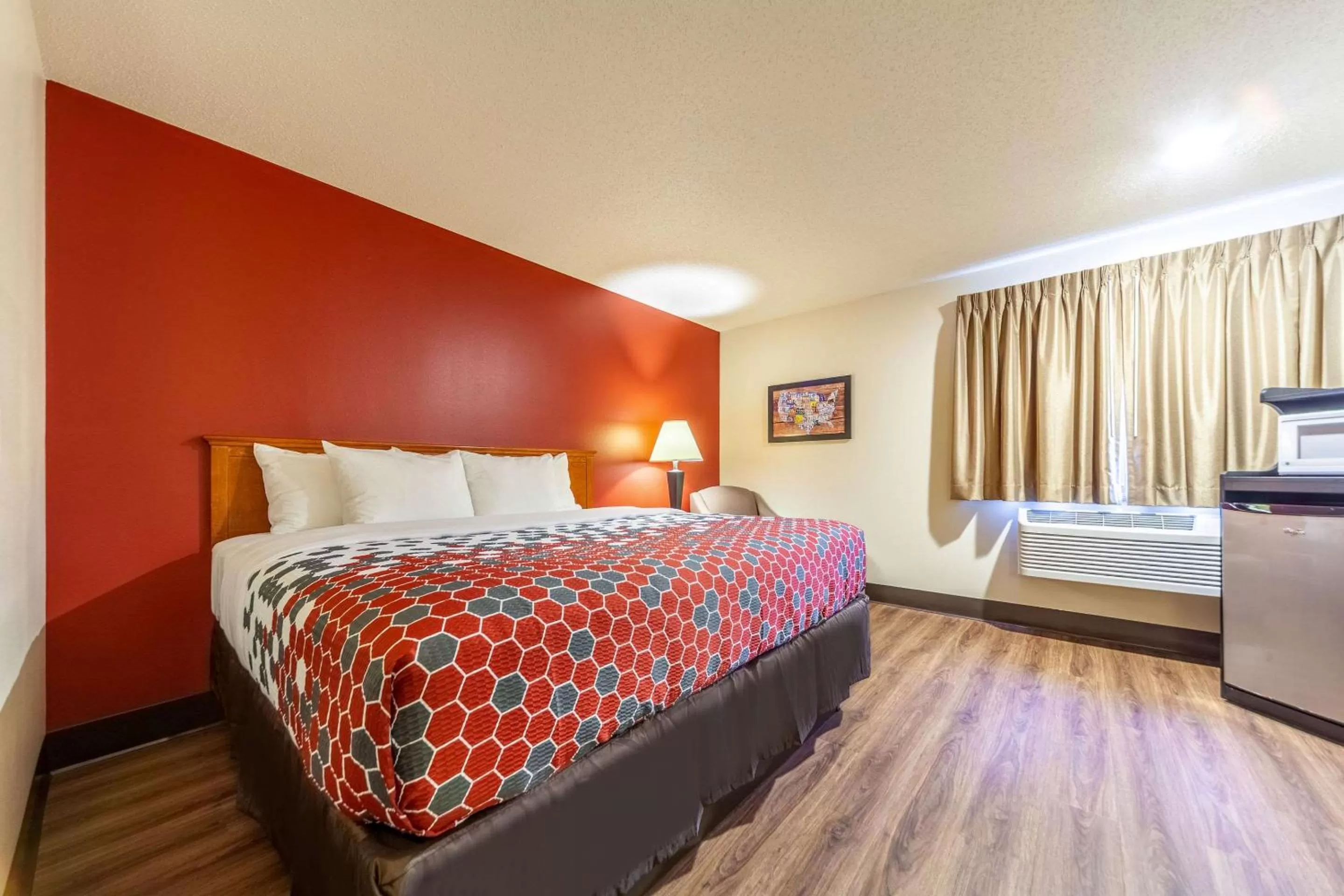 Photo of the whole room, Bed in Econo Lodge