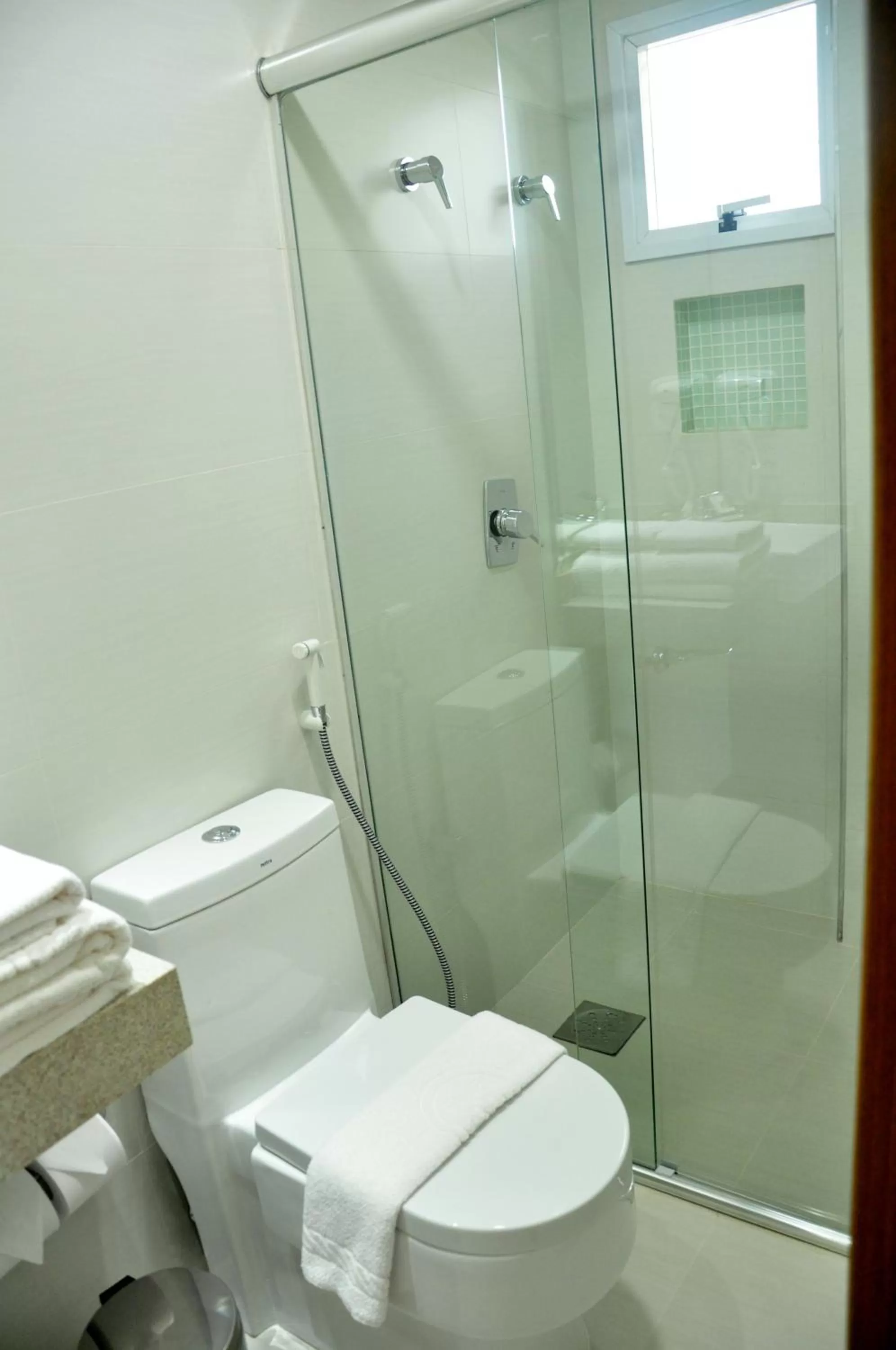 Shower, Bathroom in Hotel Mohave