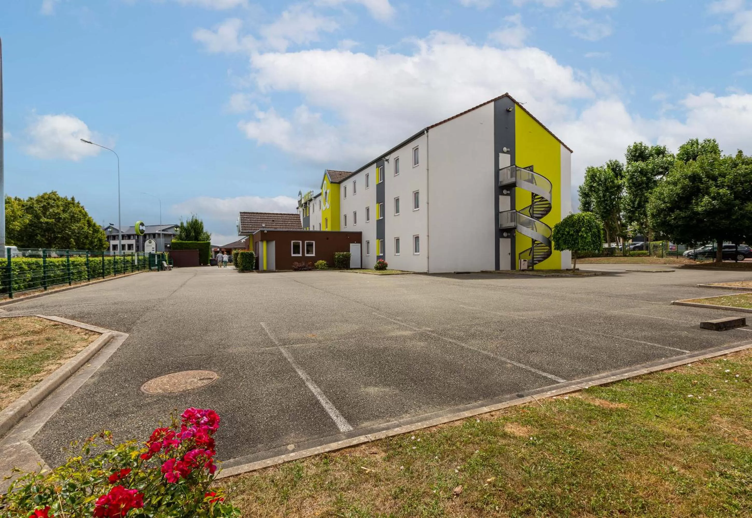 Property building in B&B HOTEL CHARTRES Le Coudray