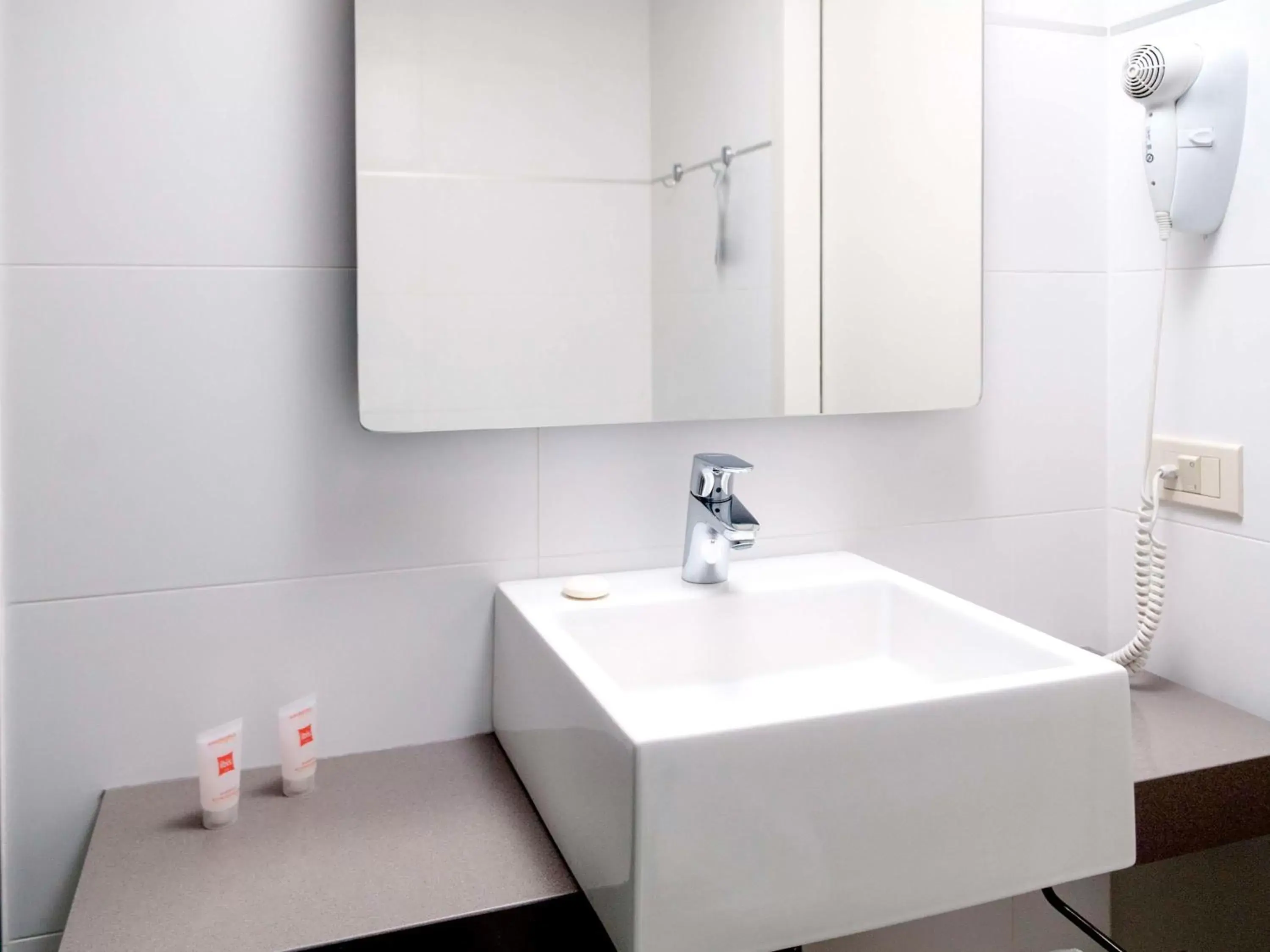 Twin Room in ibis Montevideo Rambla Twin Room in ibis Montevideo Rambla