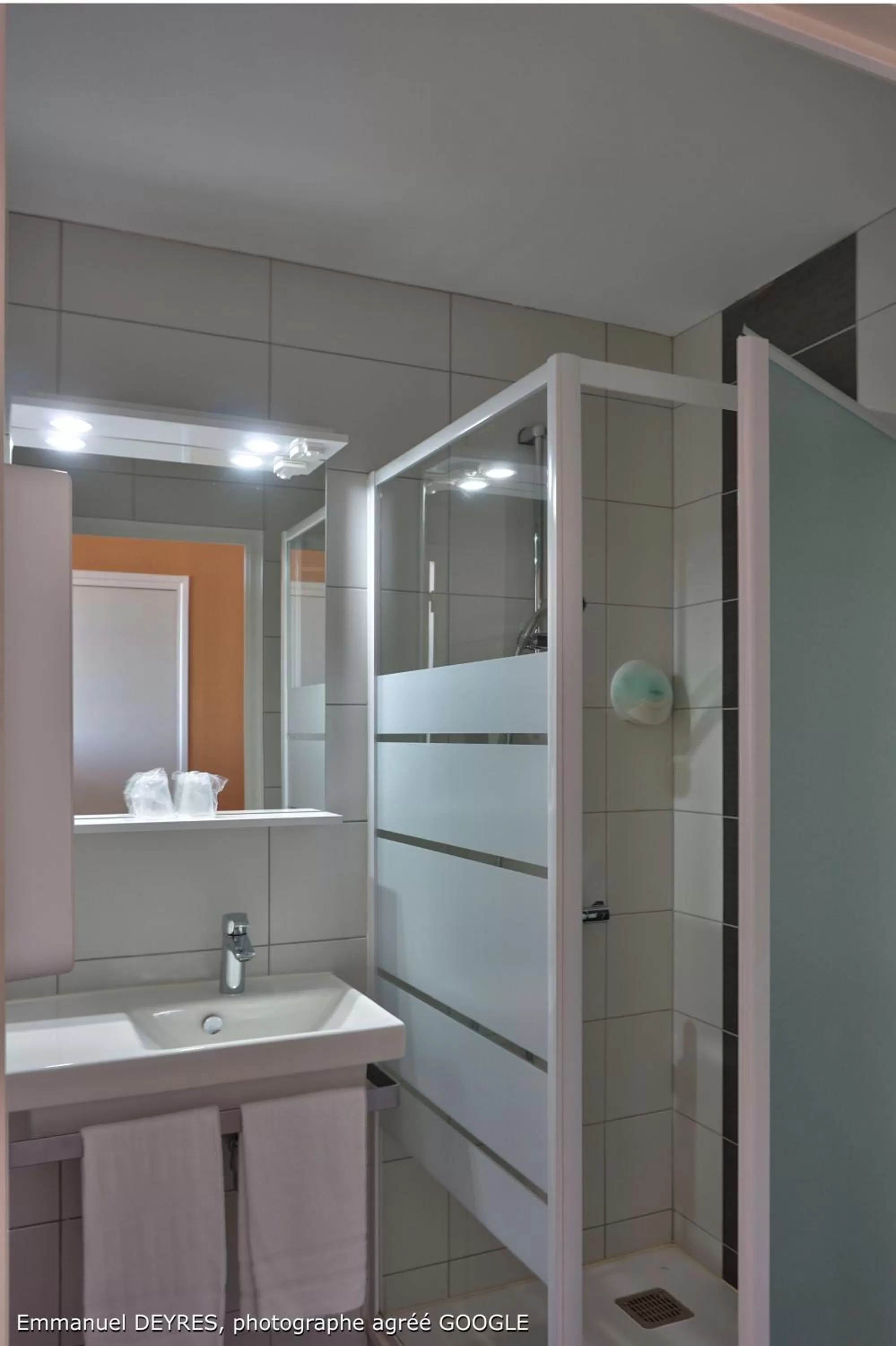 Bathroom in Hôtel de Bretagne