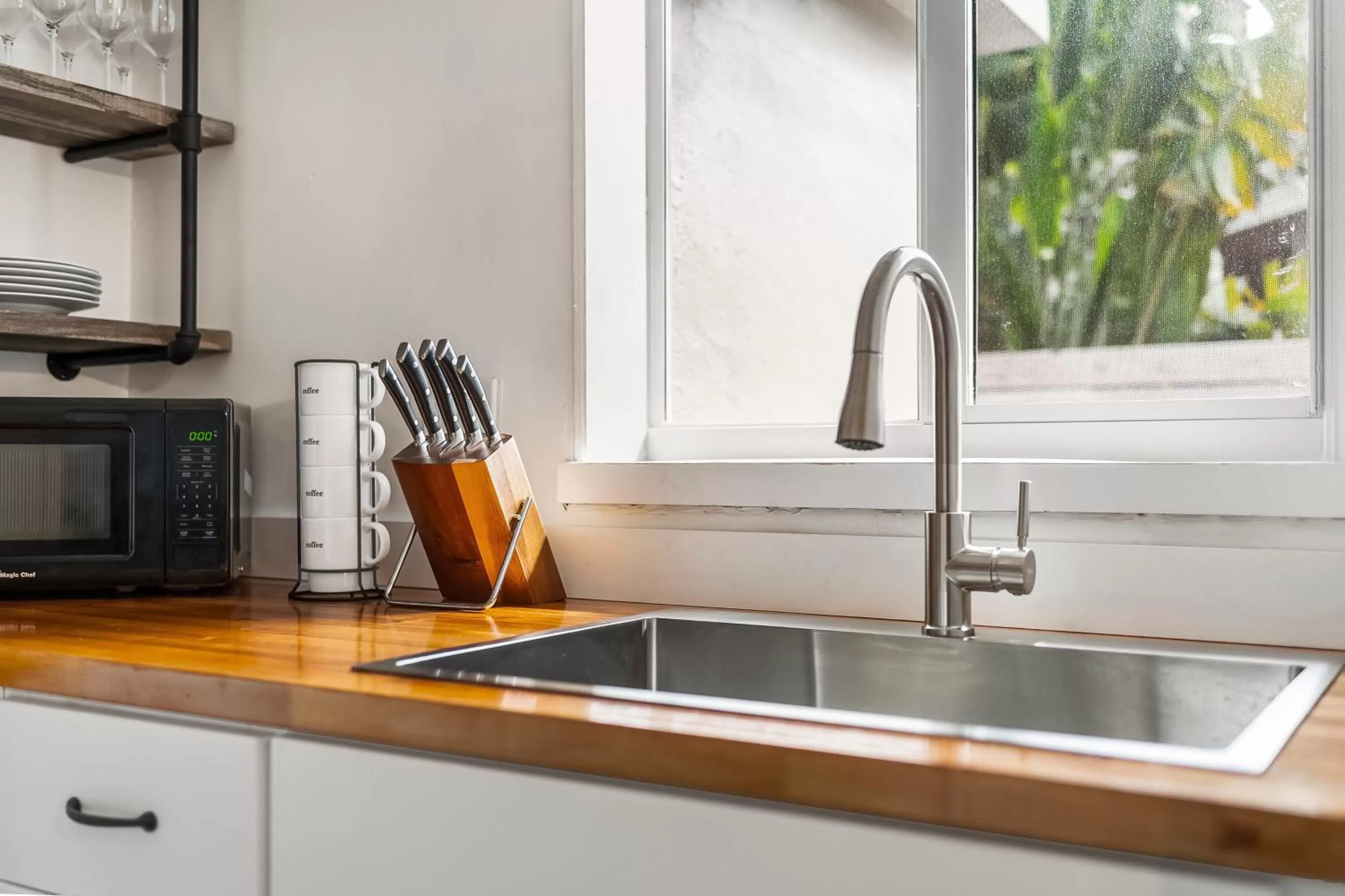 Kitchen or kitchenette in Alani Bay Premium Condos