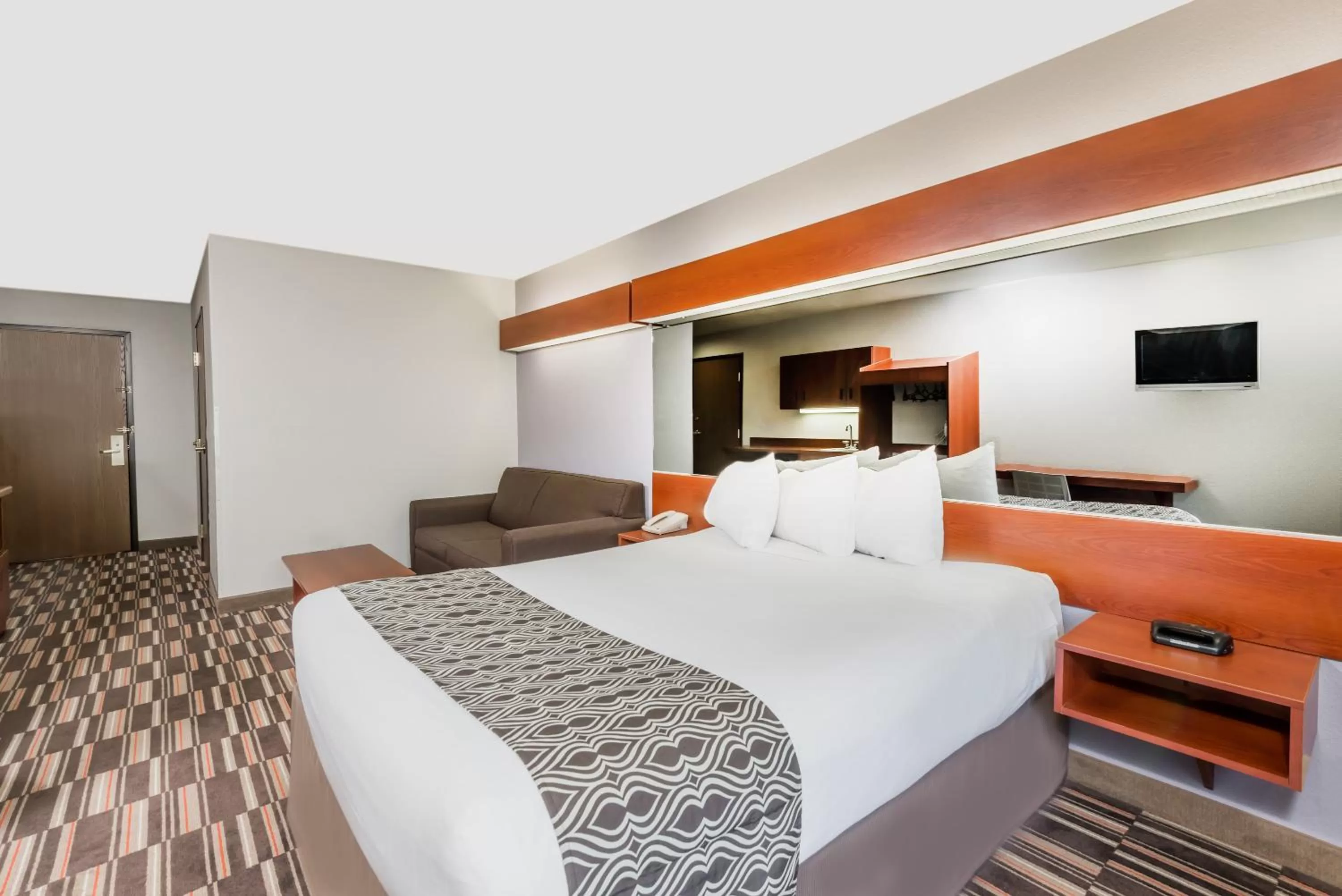 Photo of the whole room, Bed in Sonesta Essential Morgantown