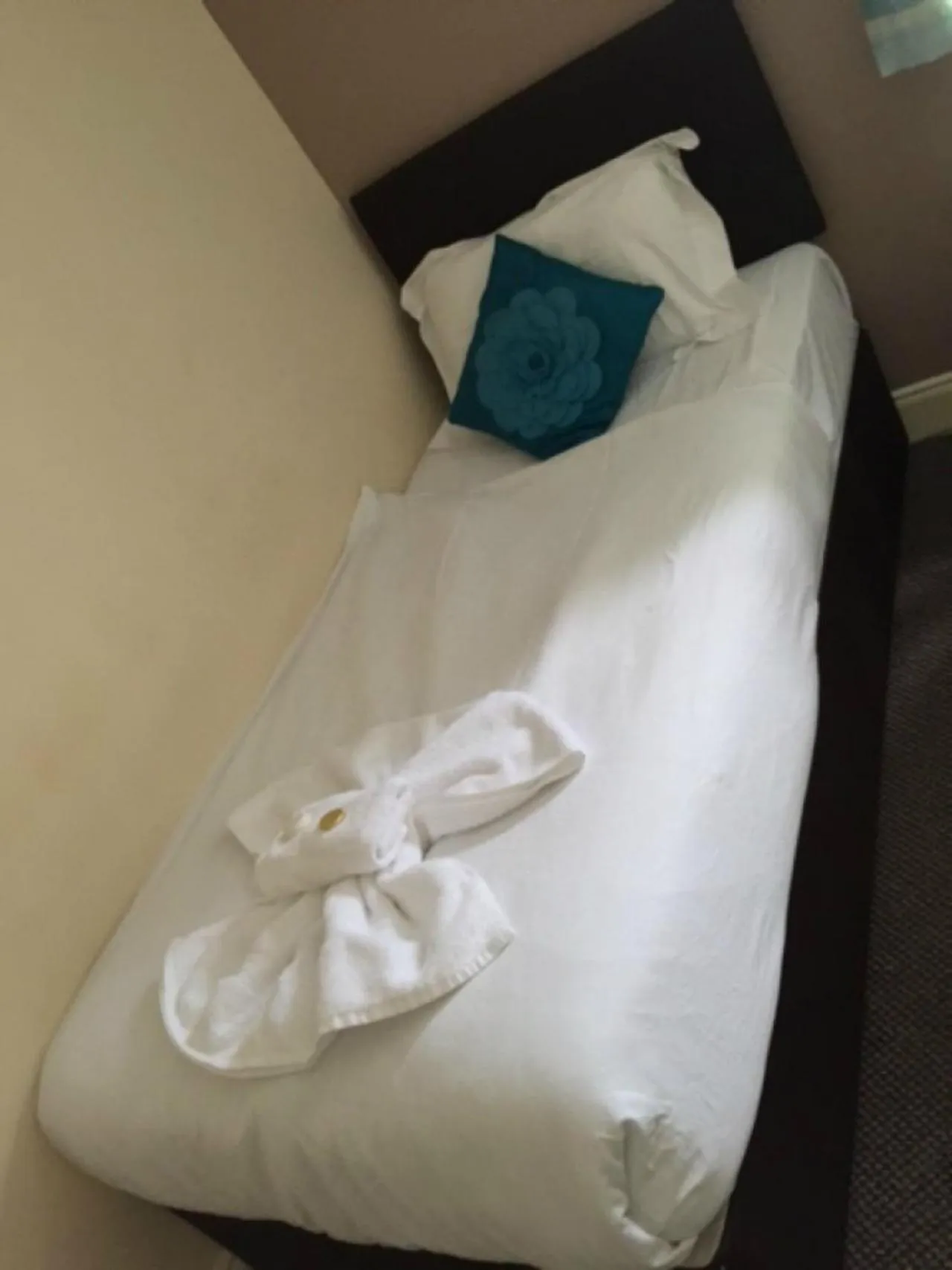 Bedroom, Bed in The Waverley Guest House