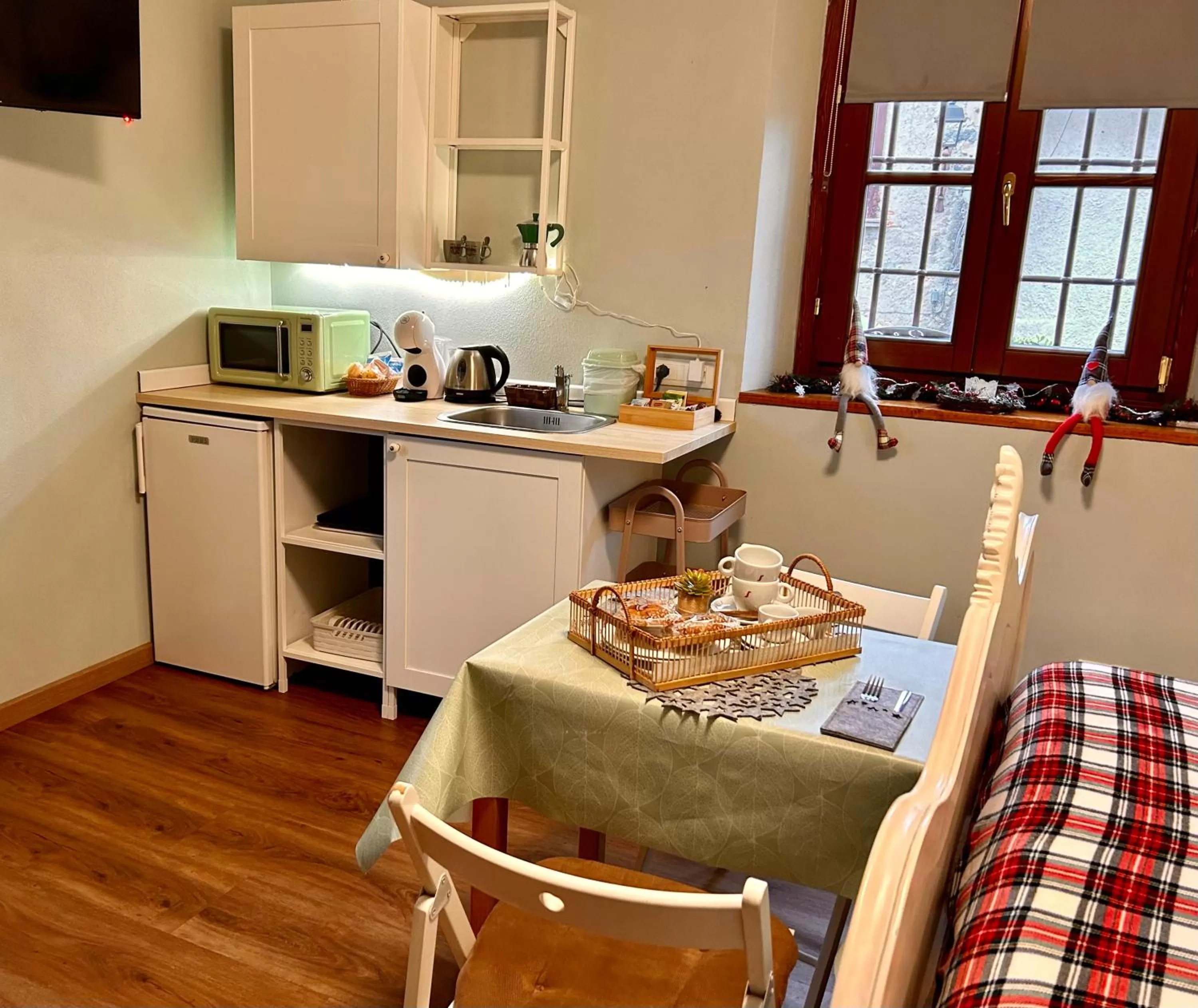 Kitchen or kitchenette, Dining Area in La Casa Di Campagna Sul Garda