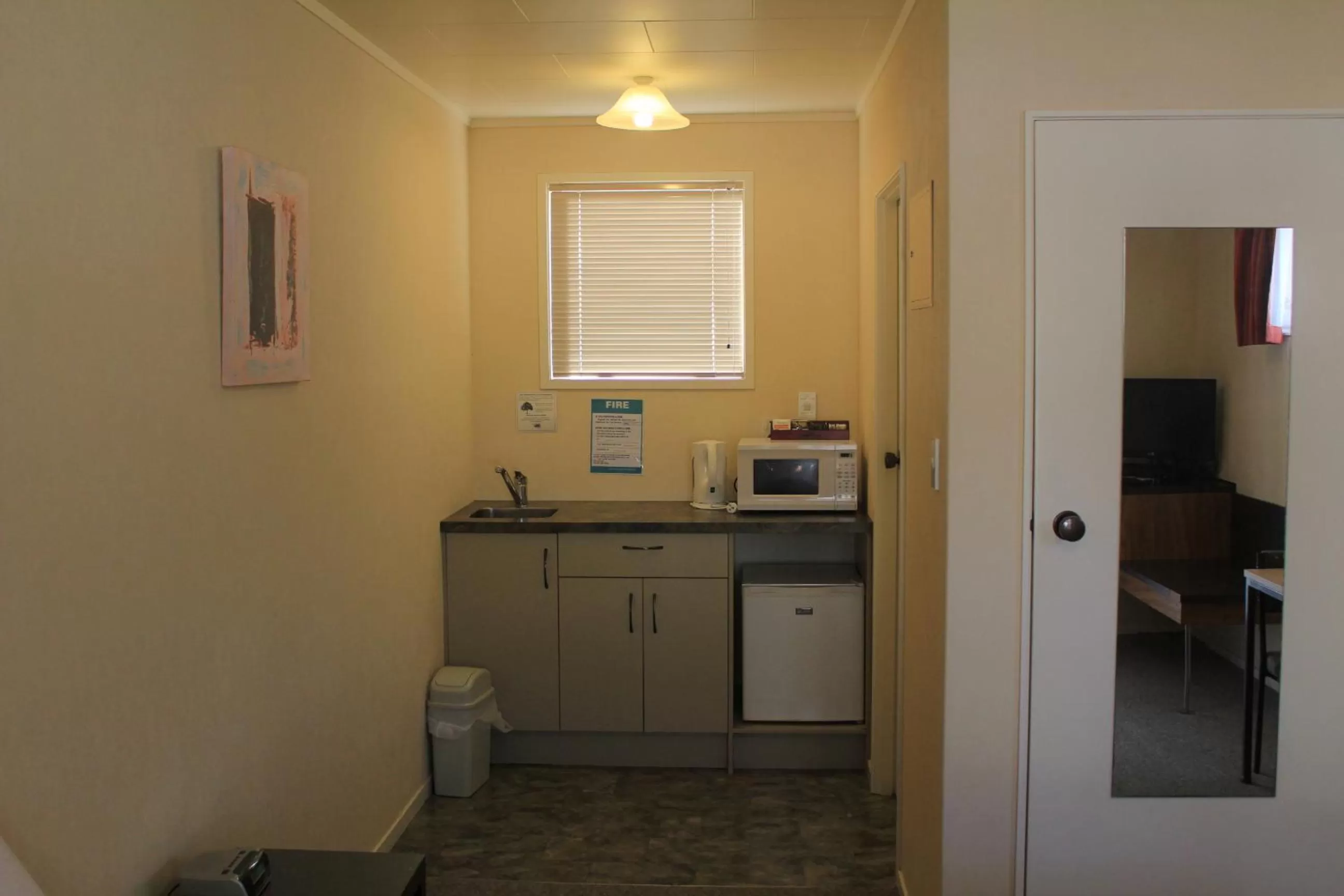 Kitchen or kitchenette in Coronation Court Motel