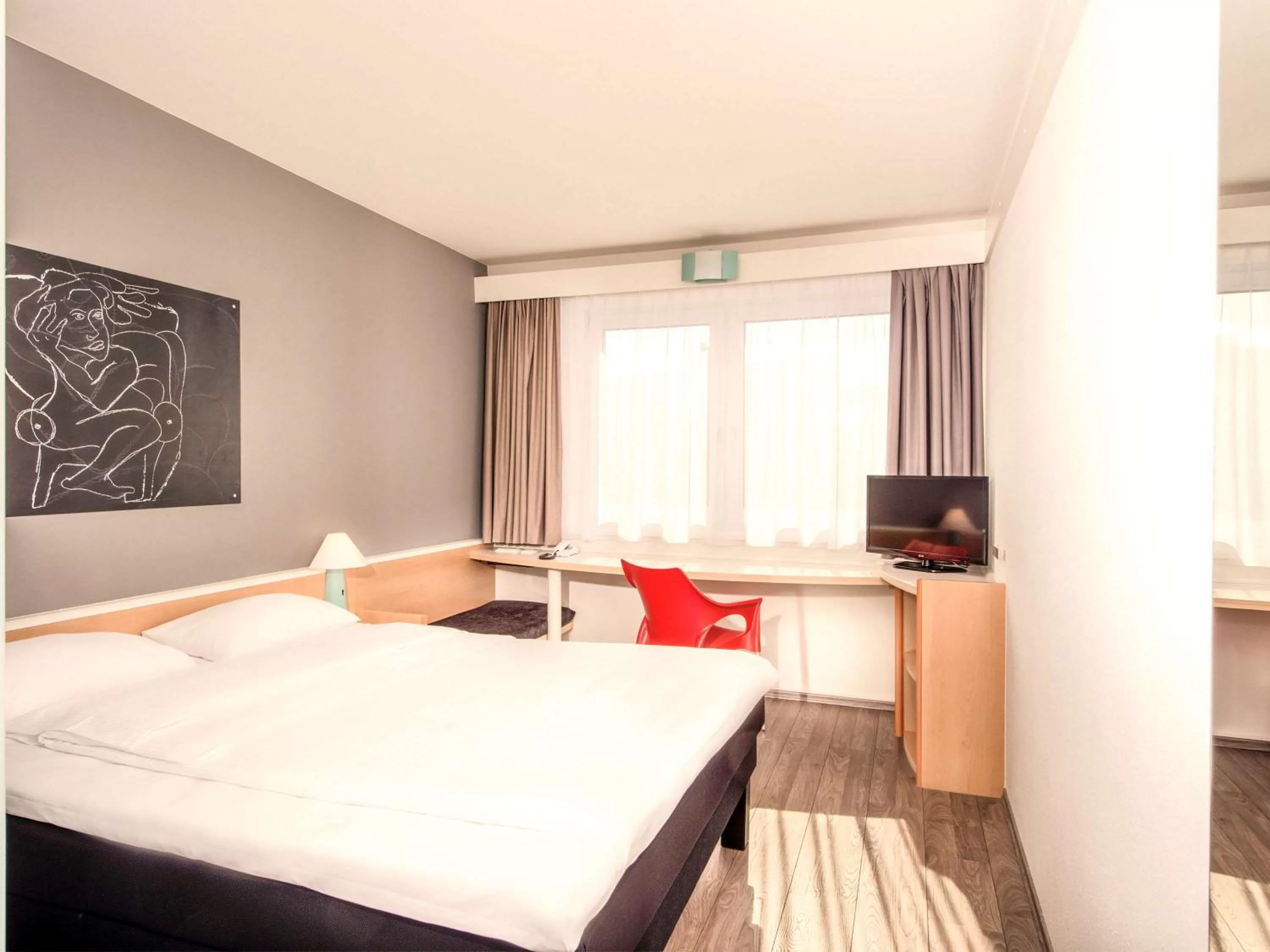 Photo of the whole room in ibis Berlin City Nord