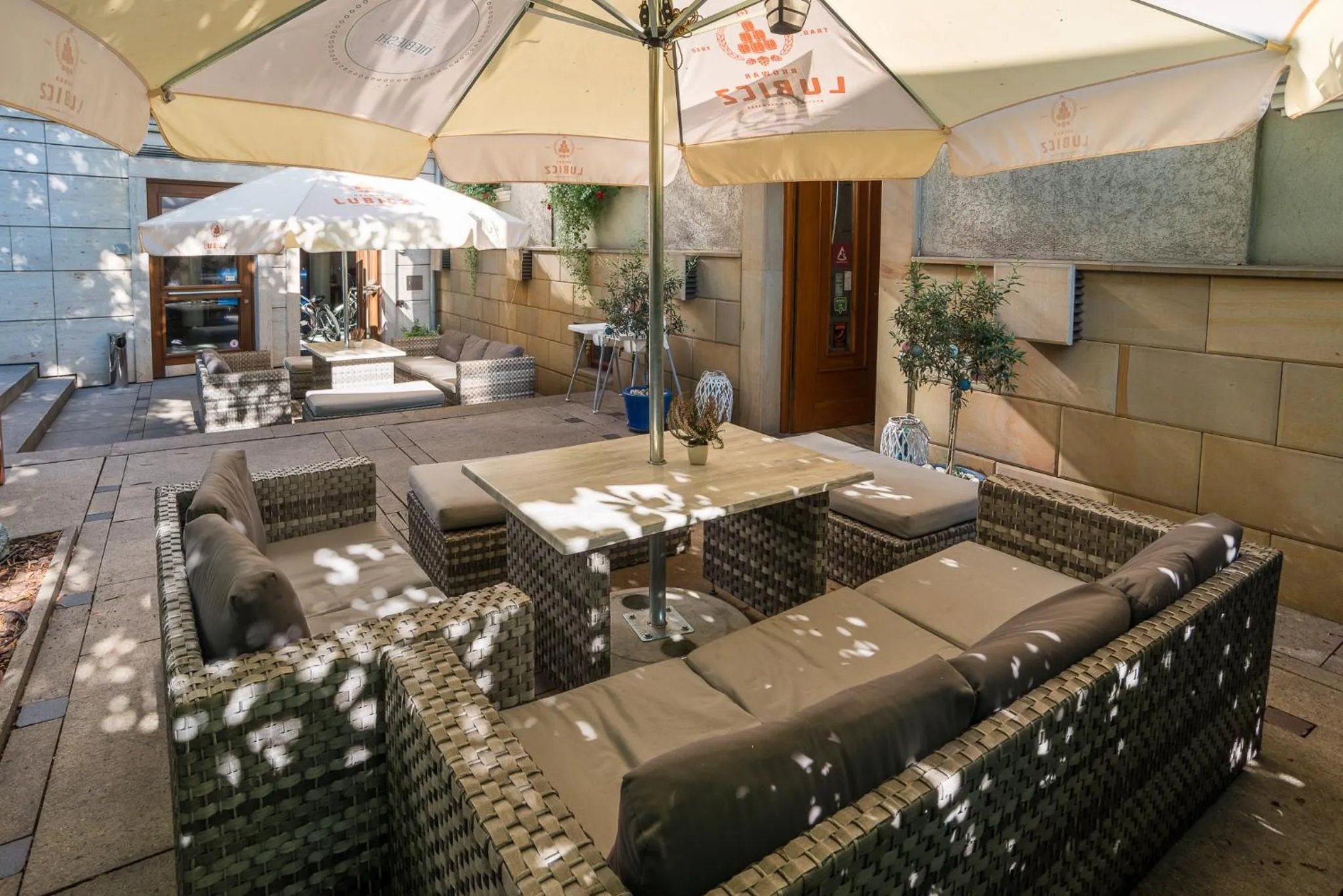 Restaurant/places to eat in Blue Swan