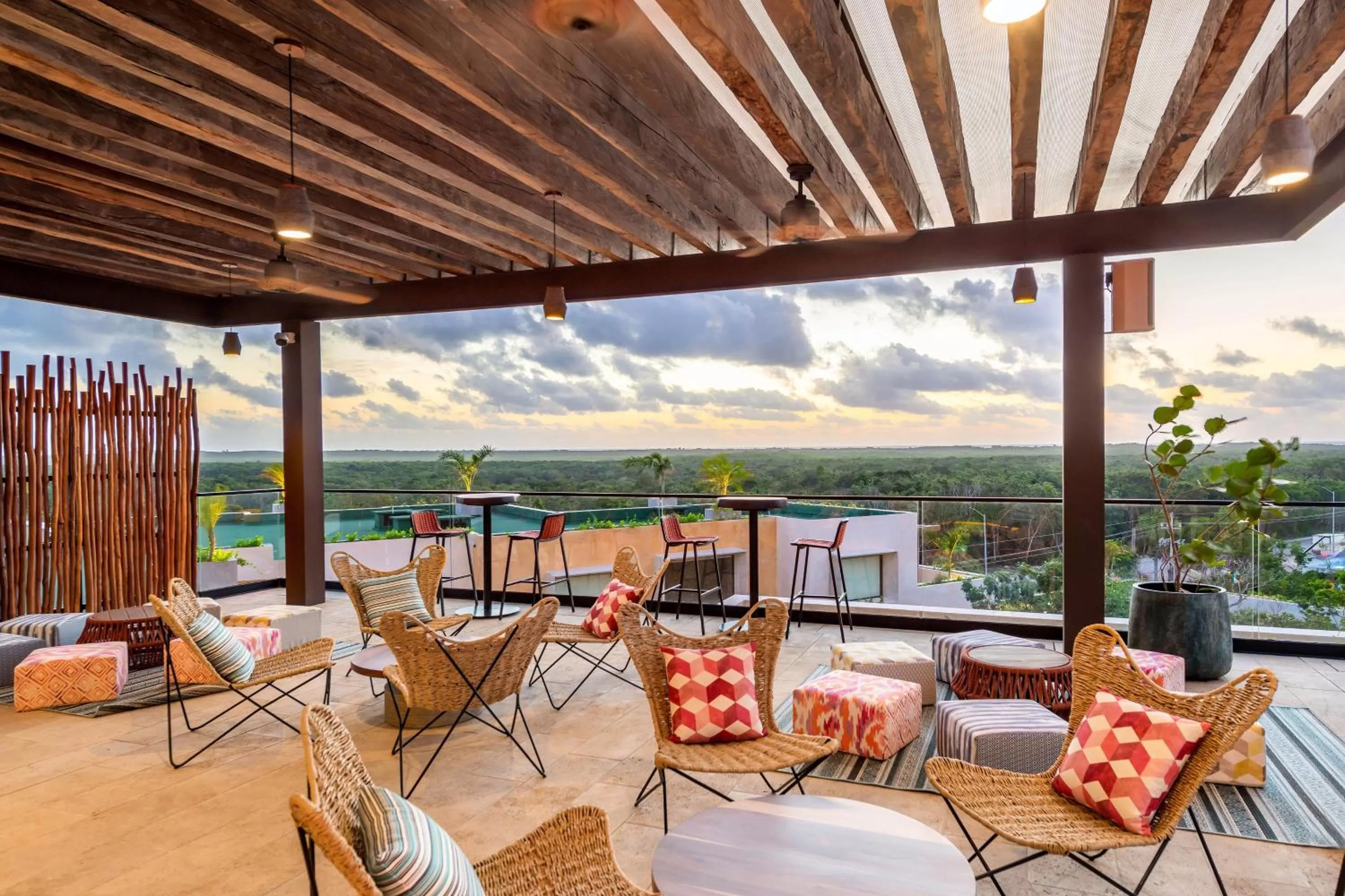Lounge or bar in Aloft Tulum