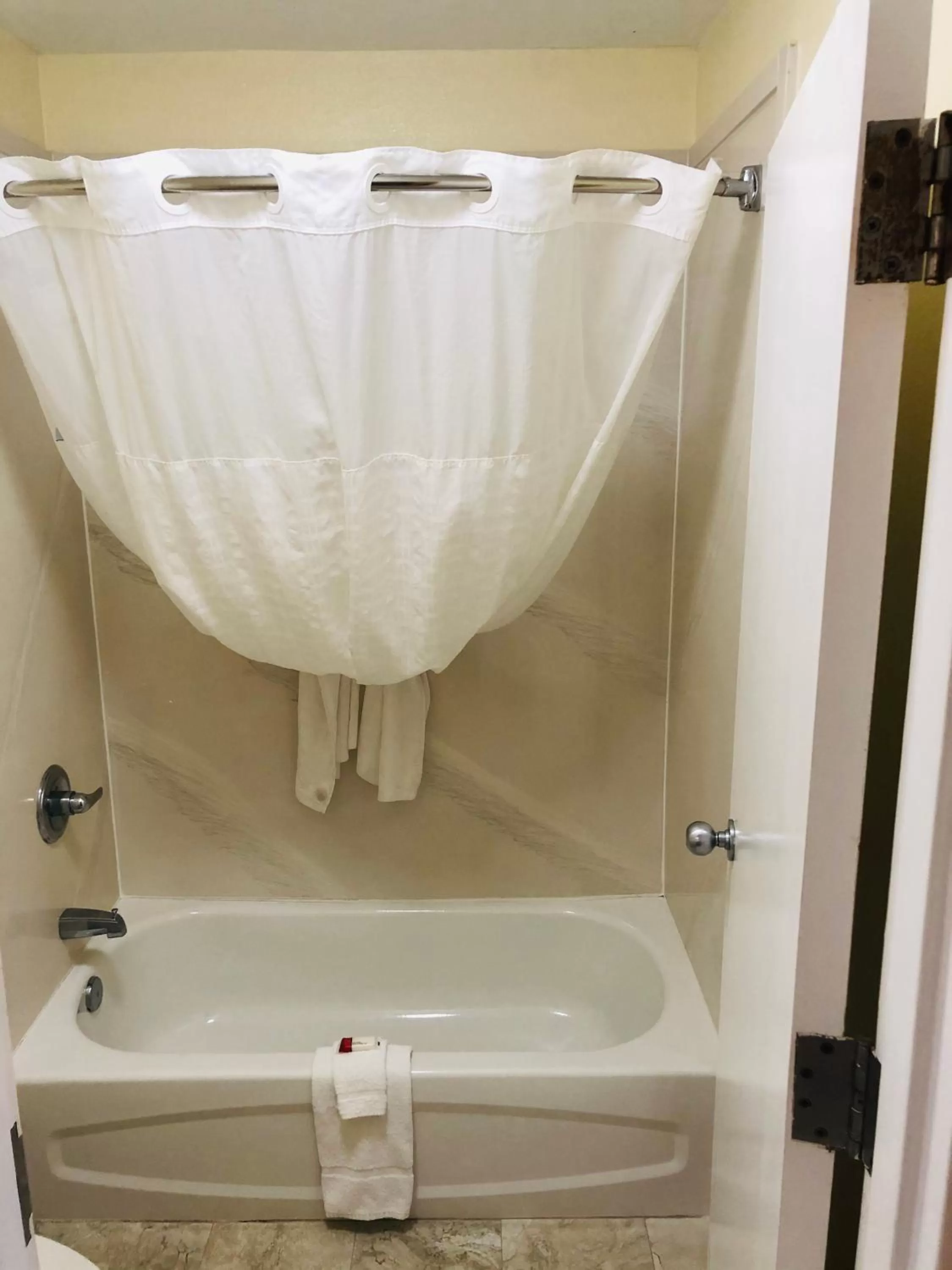 Days Inn & Suites by Wyndham Navarre - near Beaches Hurlburt