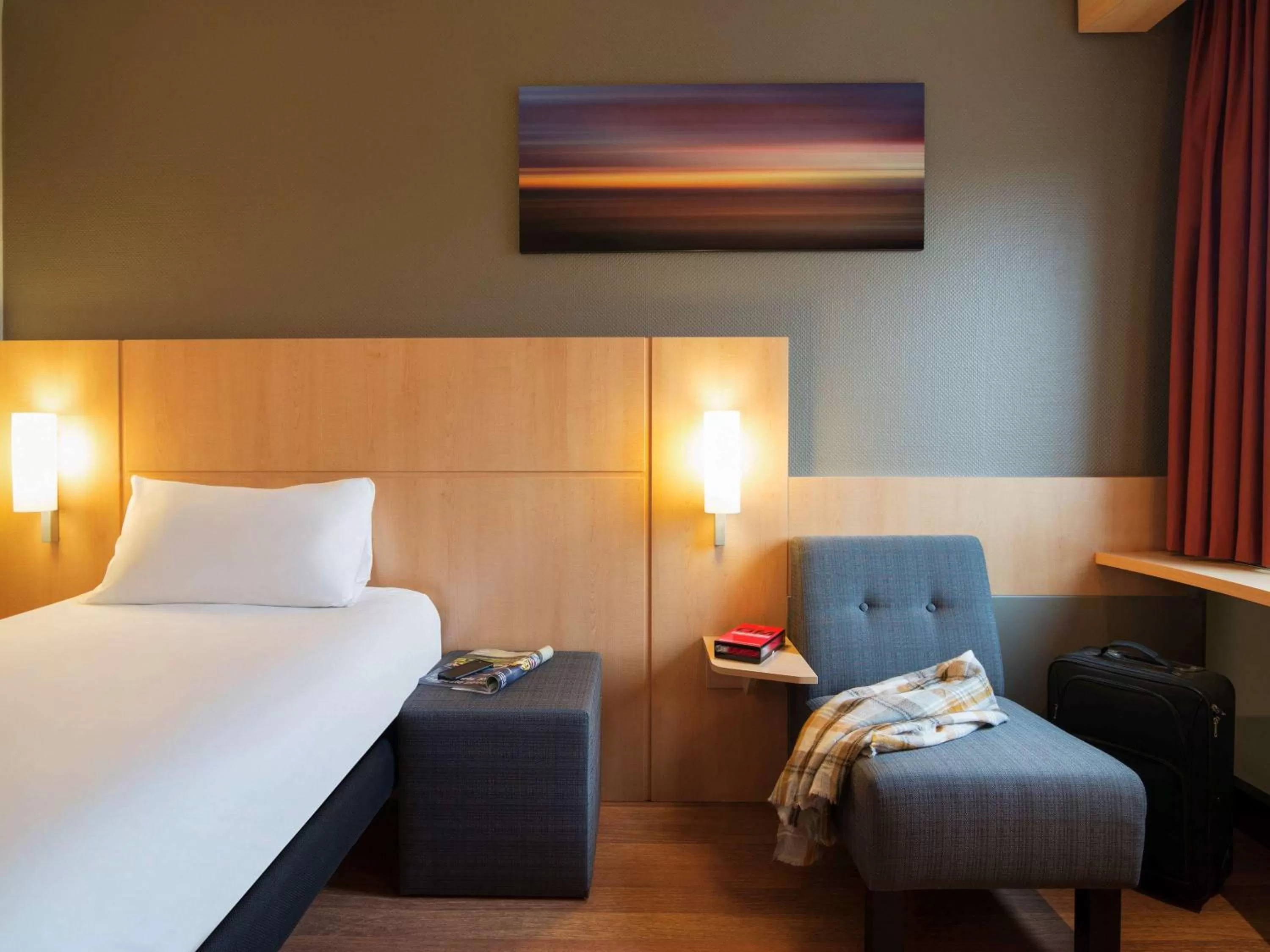 Photo of the whole room, Bed in ibis Rotterdam Vlaardingen