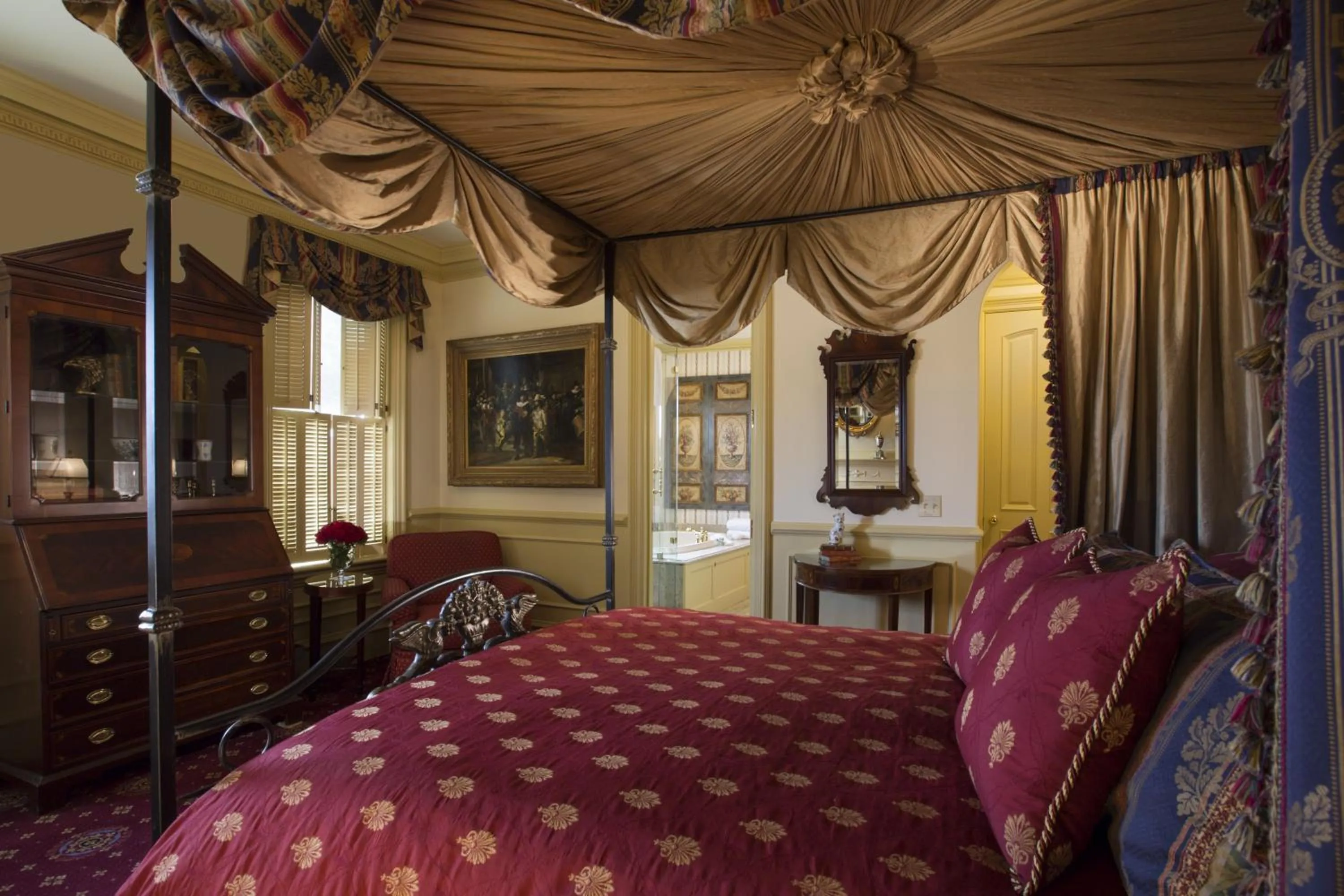 Photo of the whole room, Bed in The Chanler at Cliff Walk