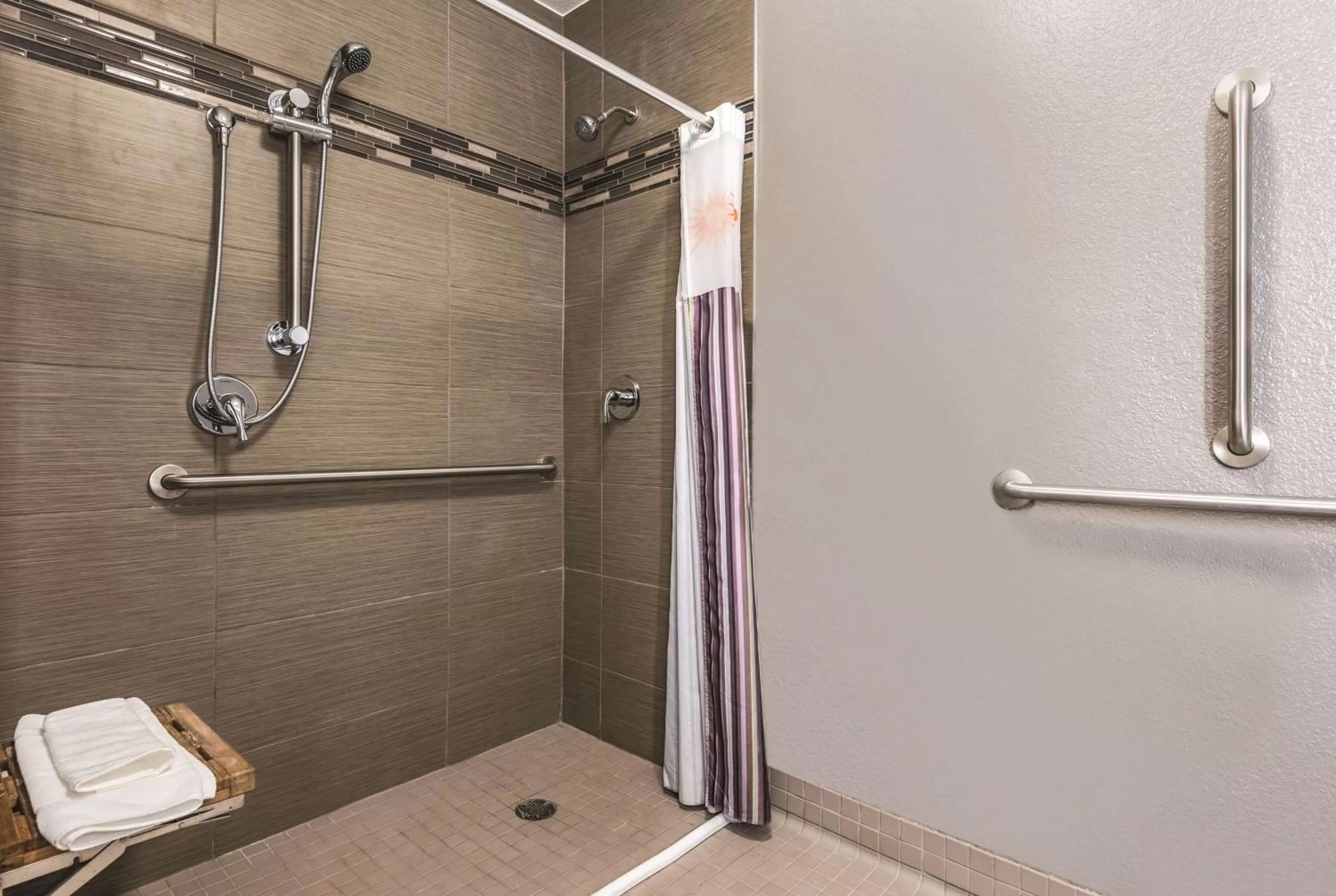 Photo of the whole room in La Quinta by Wyndham Orlando Lake Mary