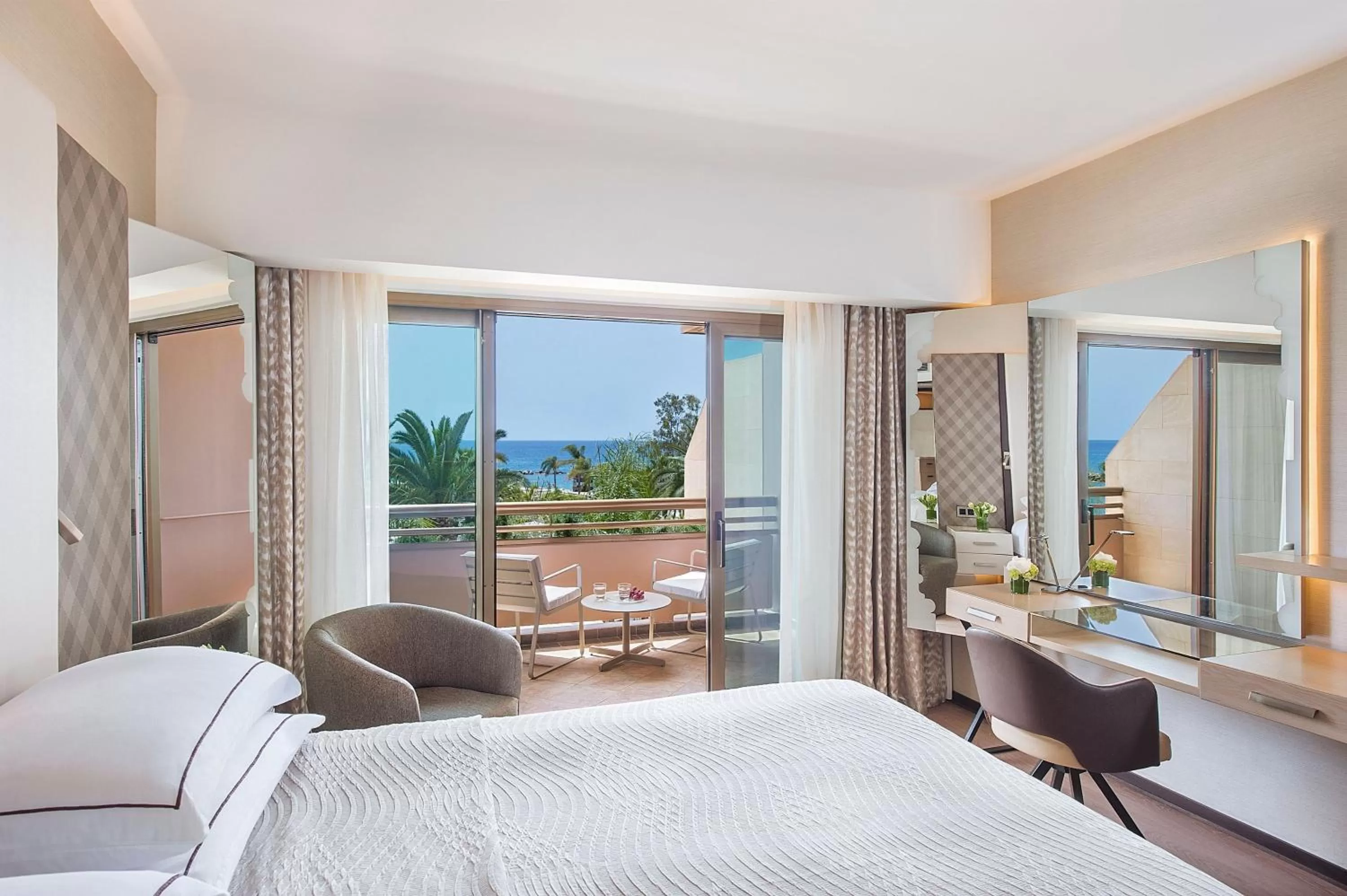 Bedroom, Bed in Four Seasons Hotel