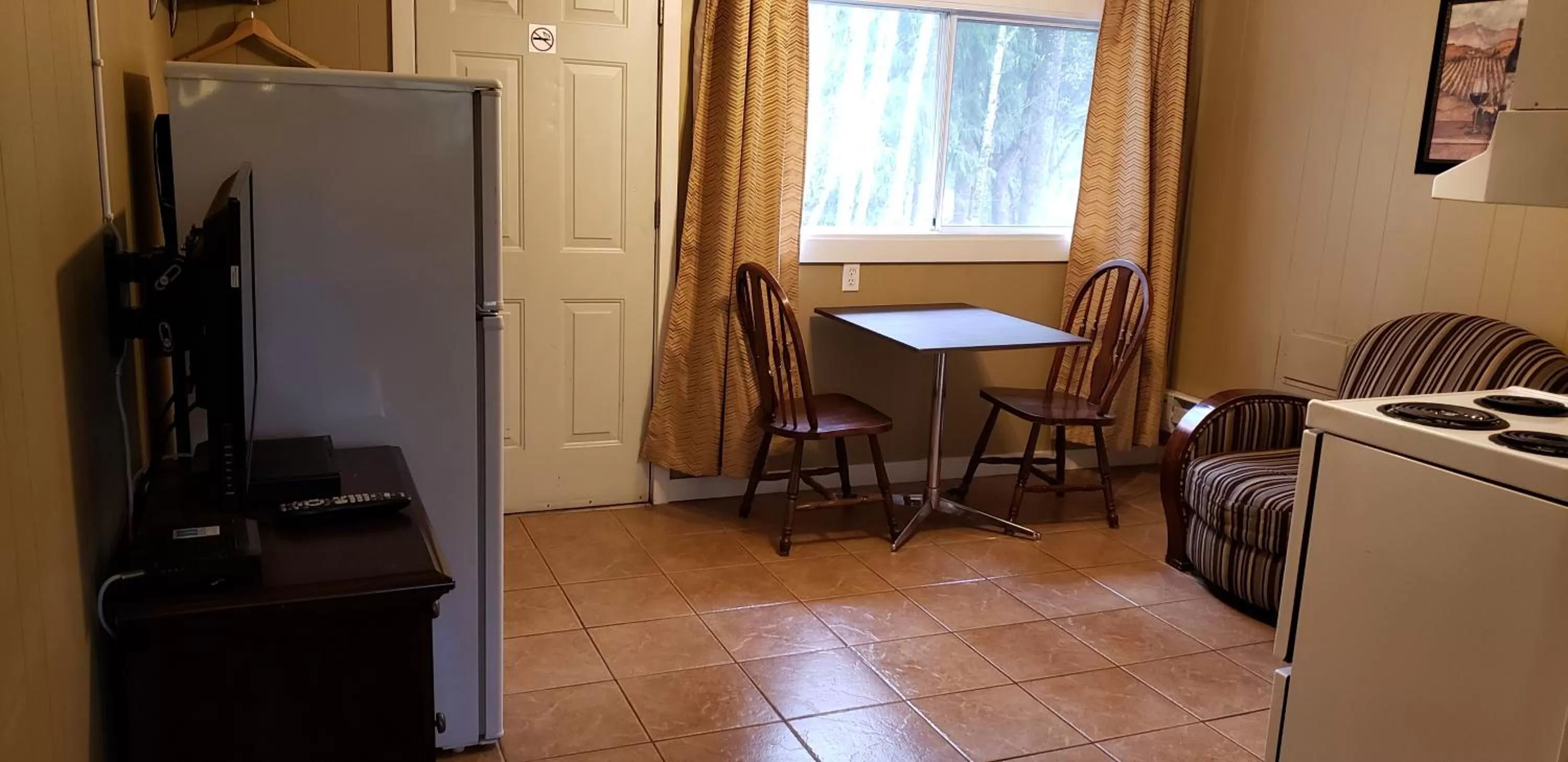 Dining Area in Malahat Bungalows Motel