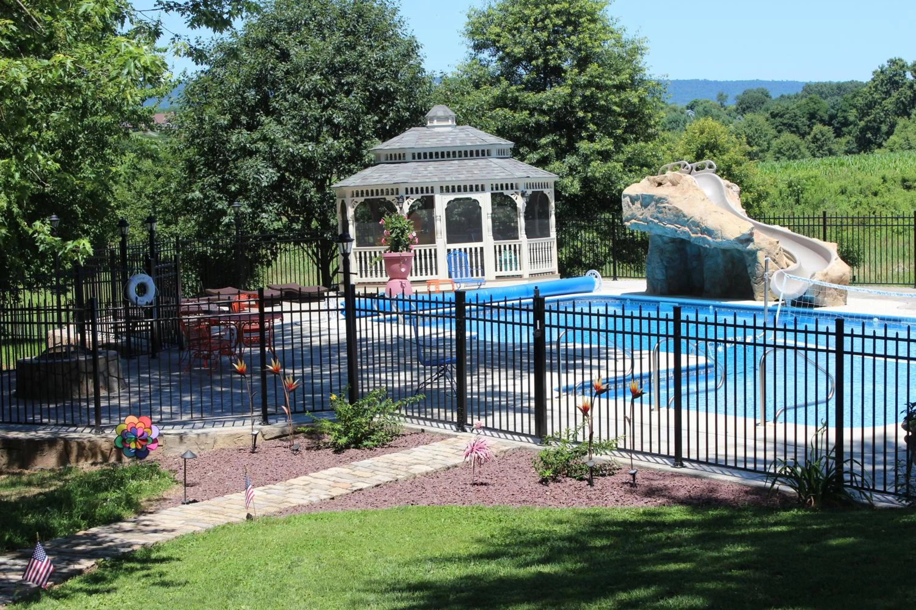 Swimming pool in Carriage Stop Bed & Breakfast
