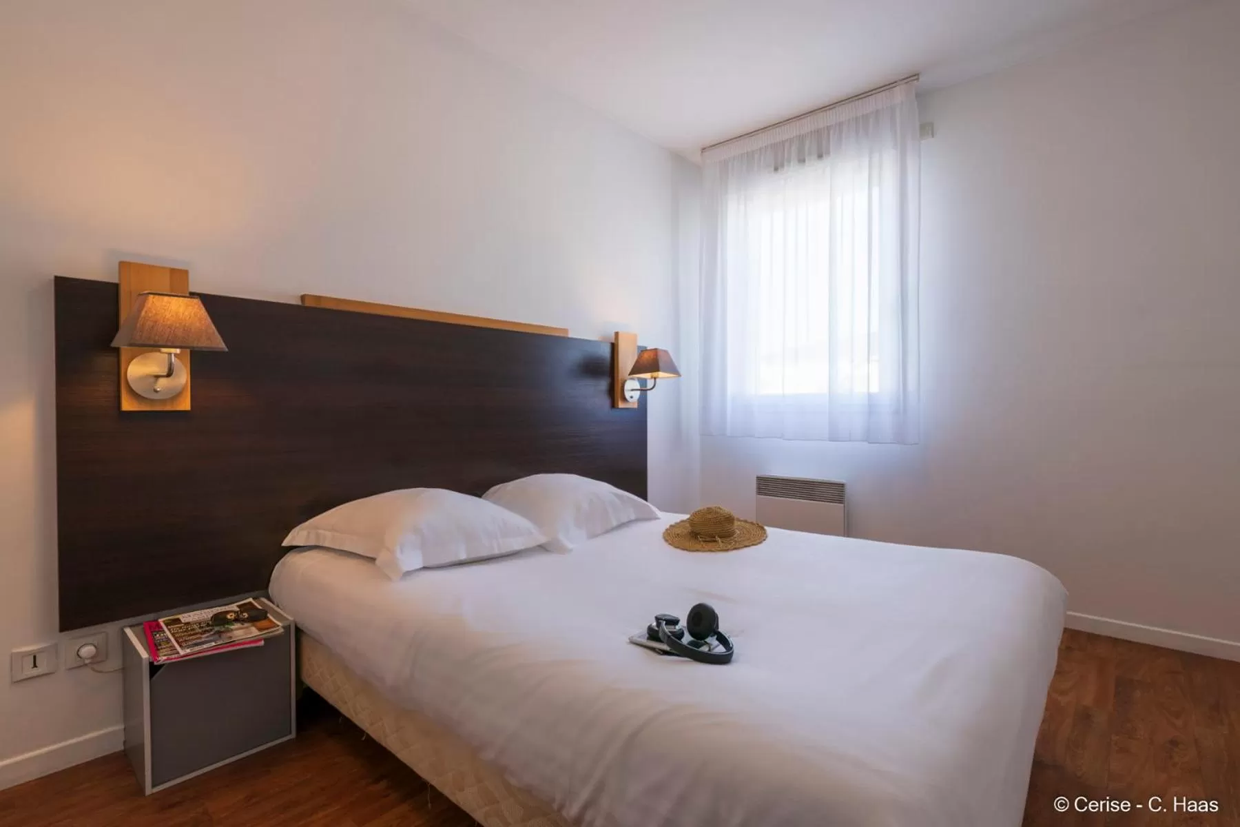 Bedroom, Bed in Cerise Nantes Atlantis