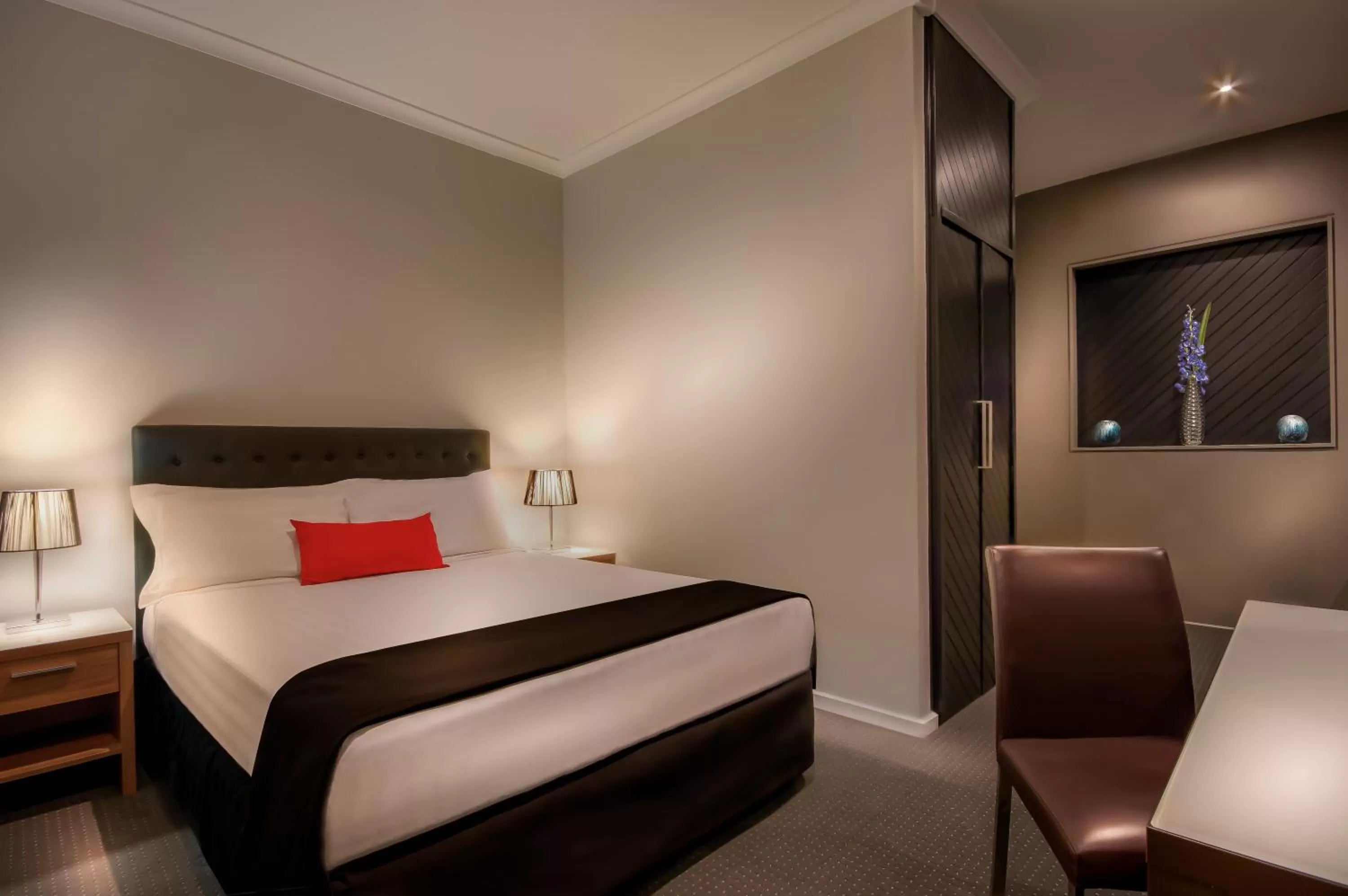 Photo of the whole room, Bed in Crest on Barkly Hotel