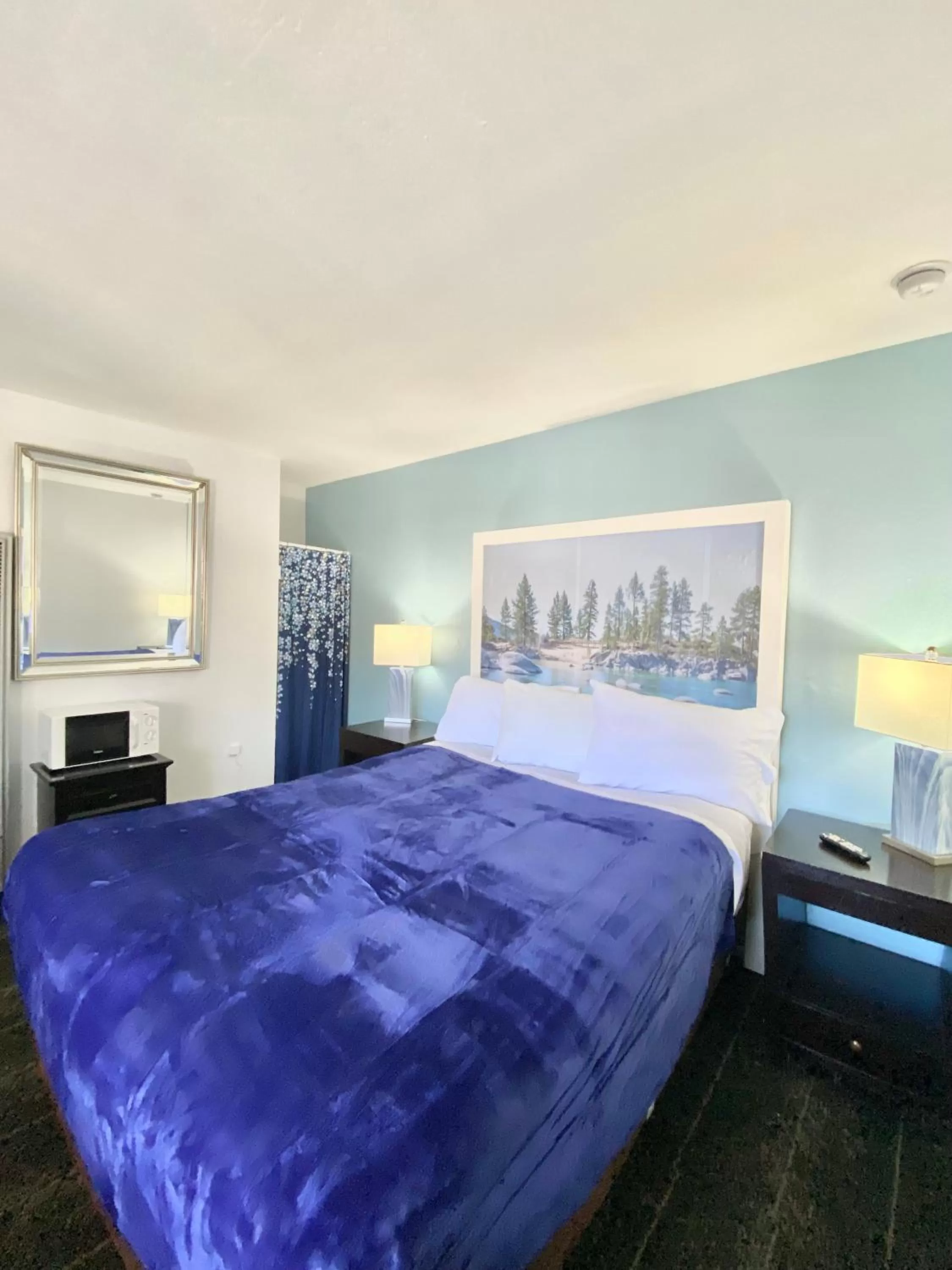 Bed in Bluebird Day Inn & Suites