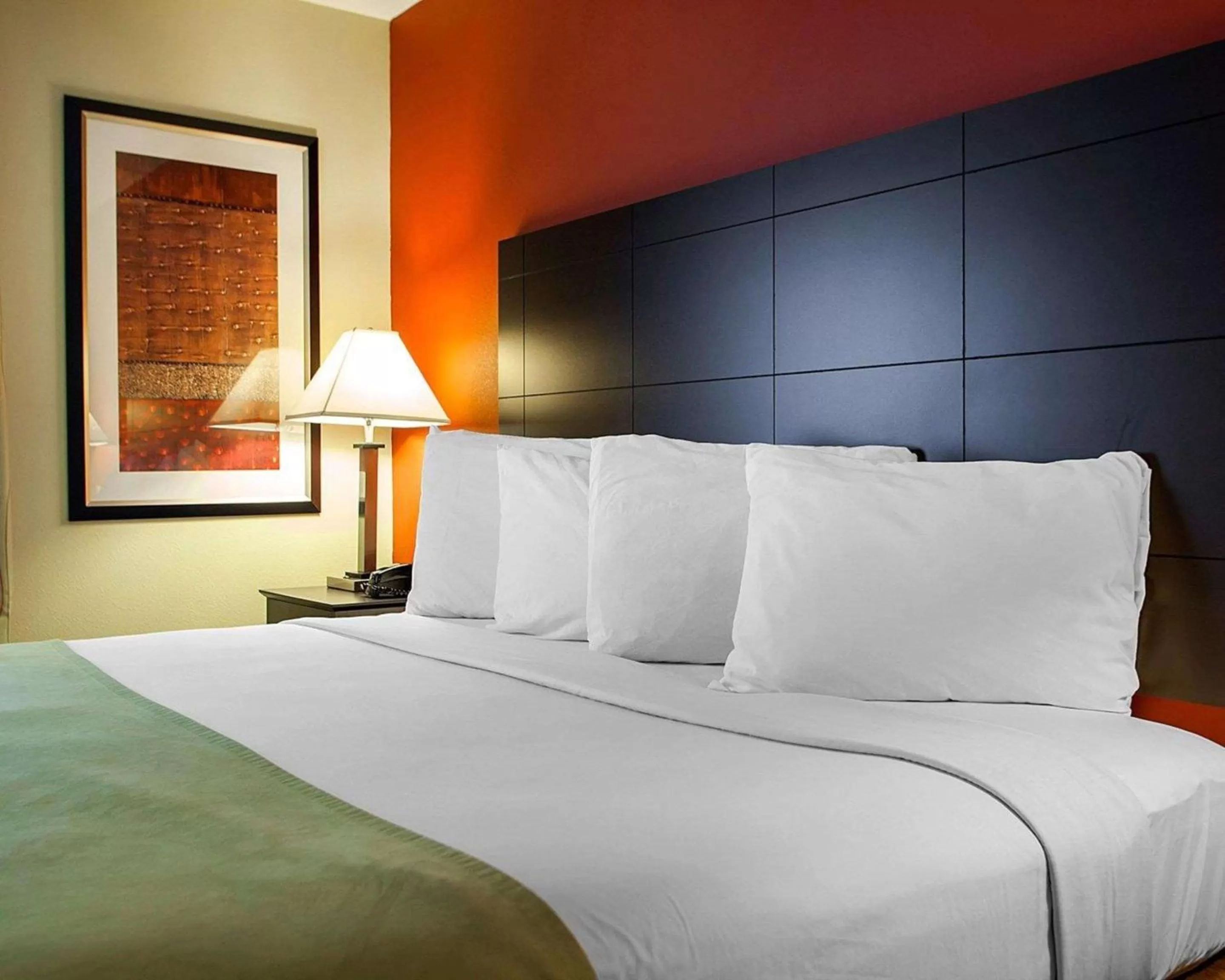 Photo of the whole room, Bed in Suburban Studios Cedar Falls