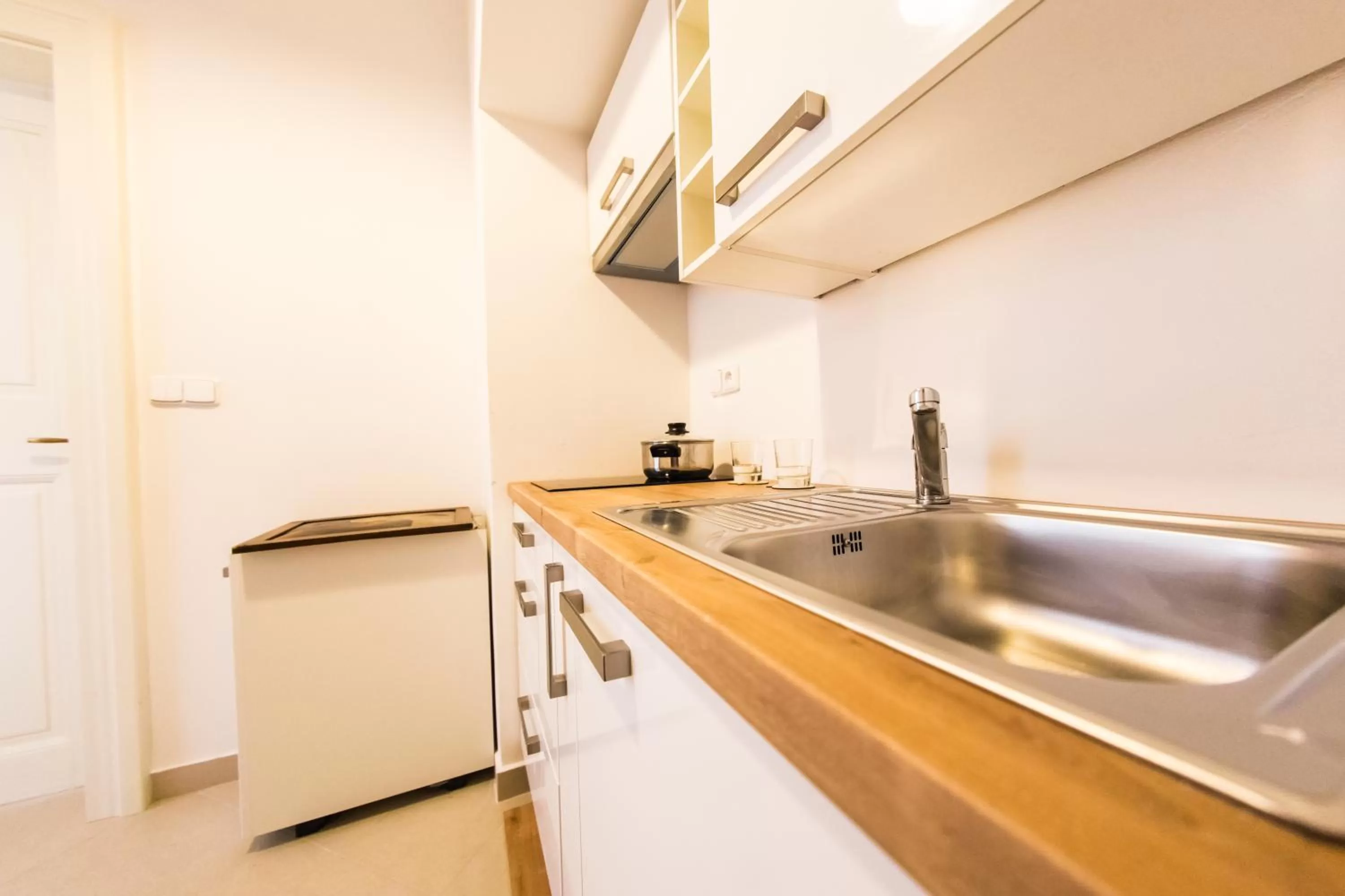 Coffee/tea facilities in Three Golden Crowns Apartments