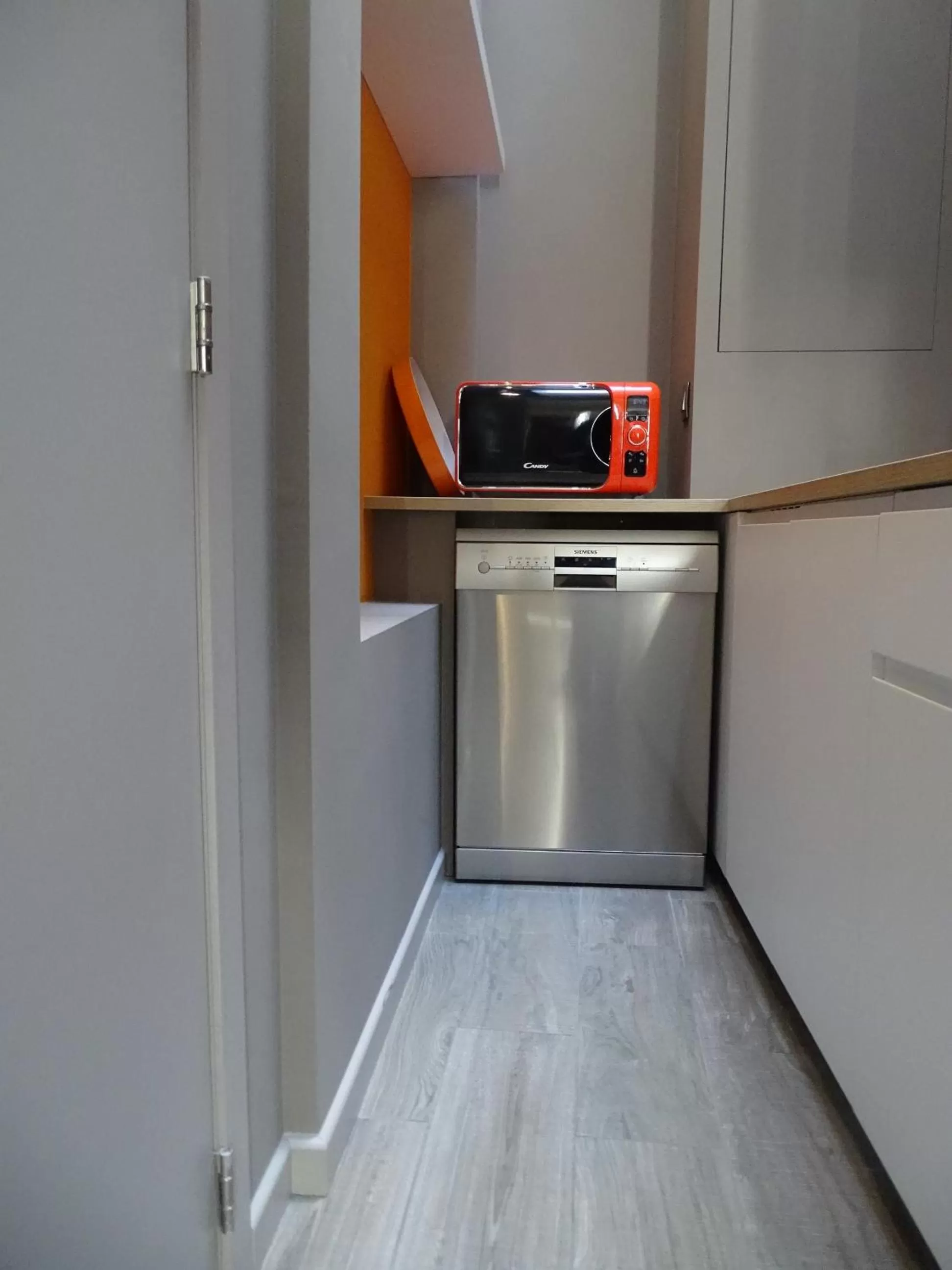 Kitchen or kitchenette in Suite 11