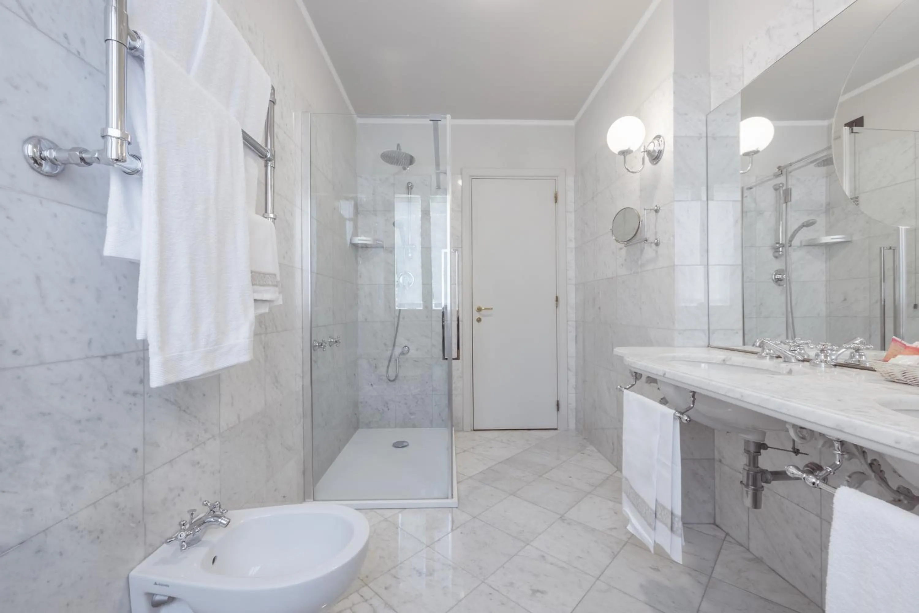 Shower in Hotel San Luca