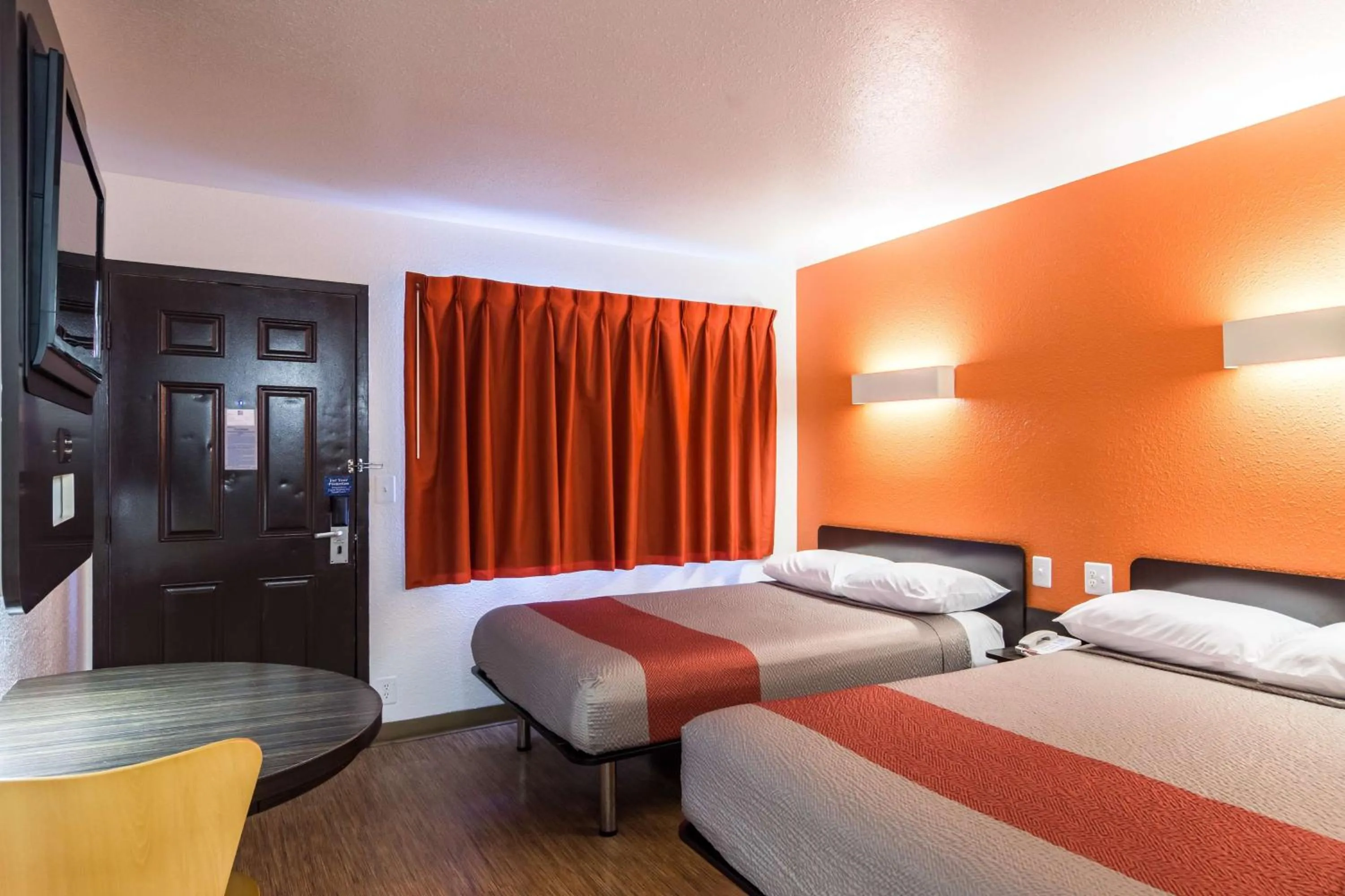 TV and multimedia, Bed in Motel 6-Oroville, CA