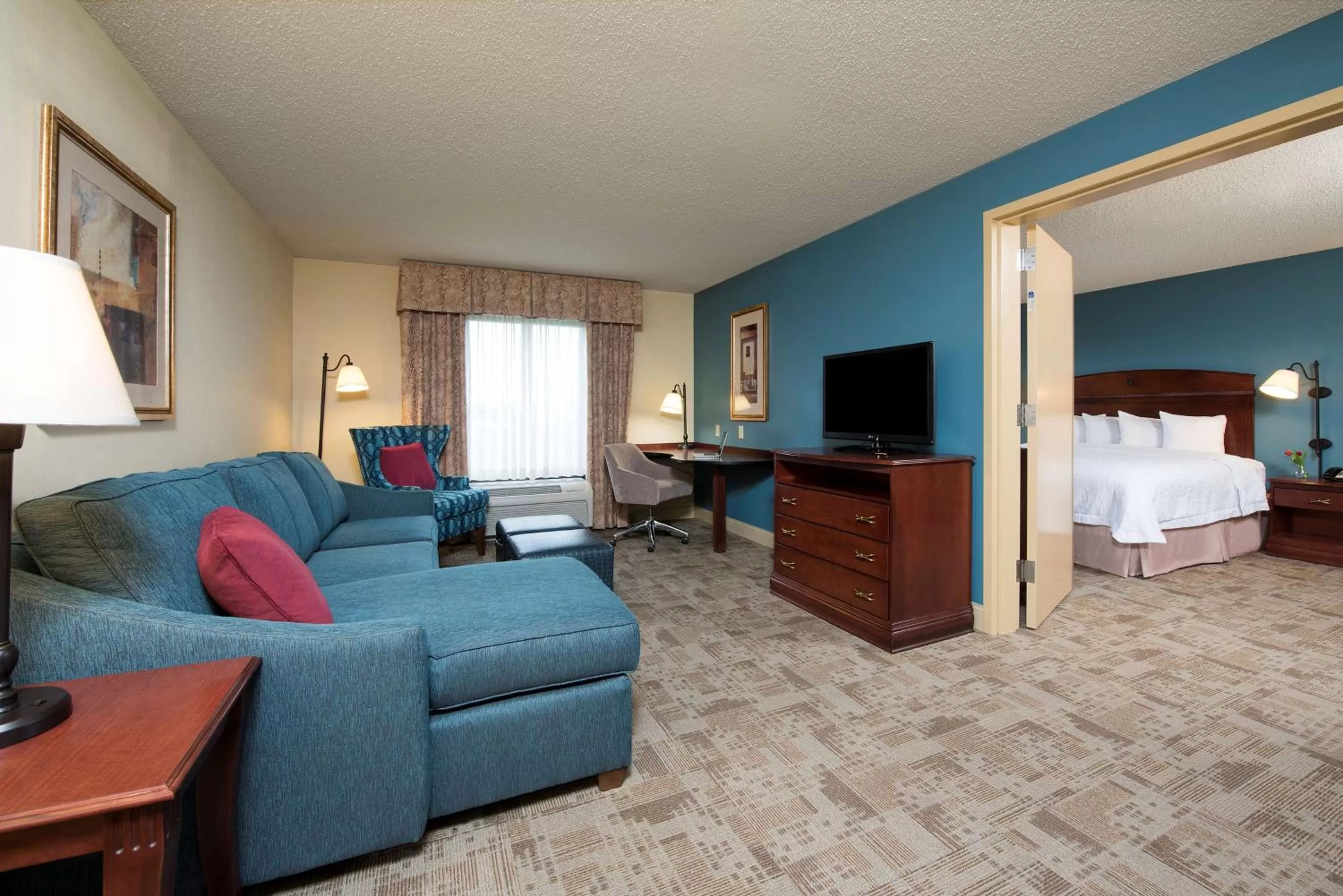 Living room, Bed in Hampton Inn & Suites Bloomington-Normal