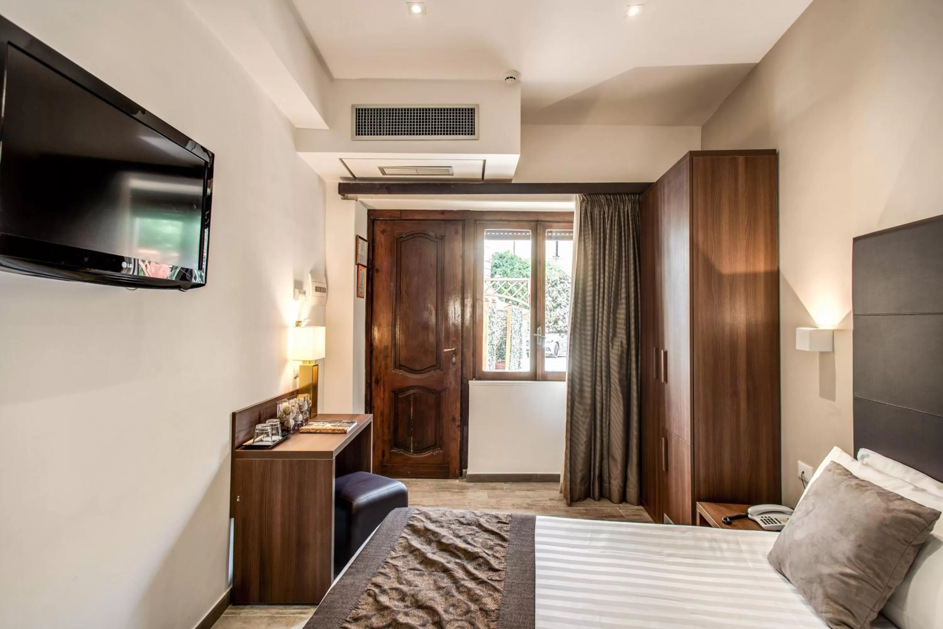 Photo of the whole room, Bed in Rome Garden Hotel