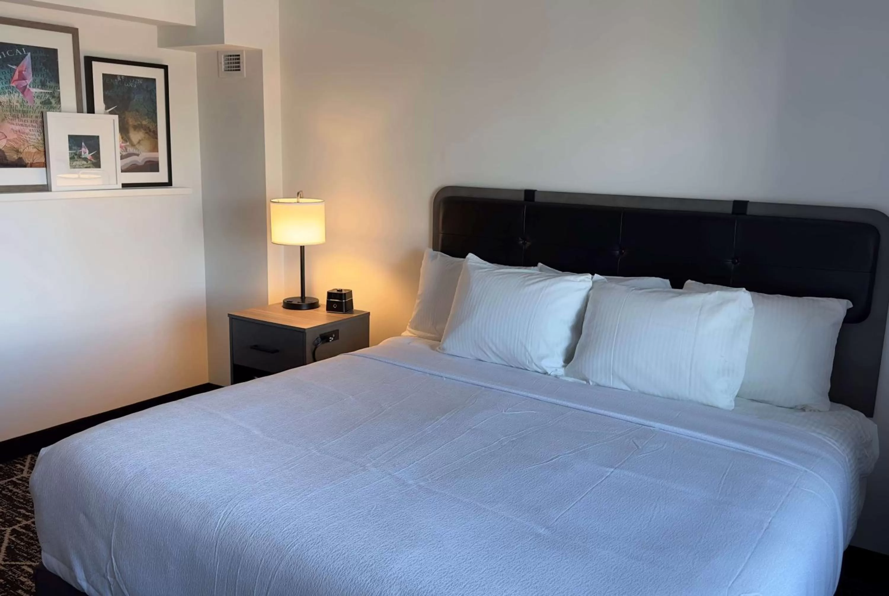 Photo of the whole room, Bed in La Quinta by Wyndham Chicago O'Hare Airport