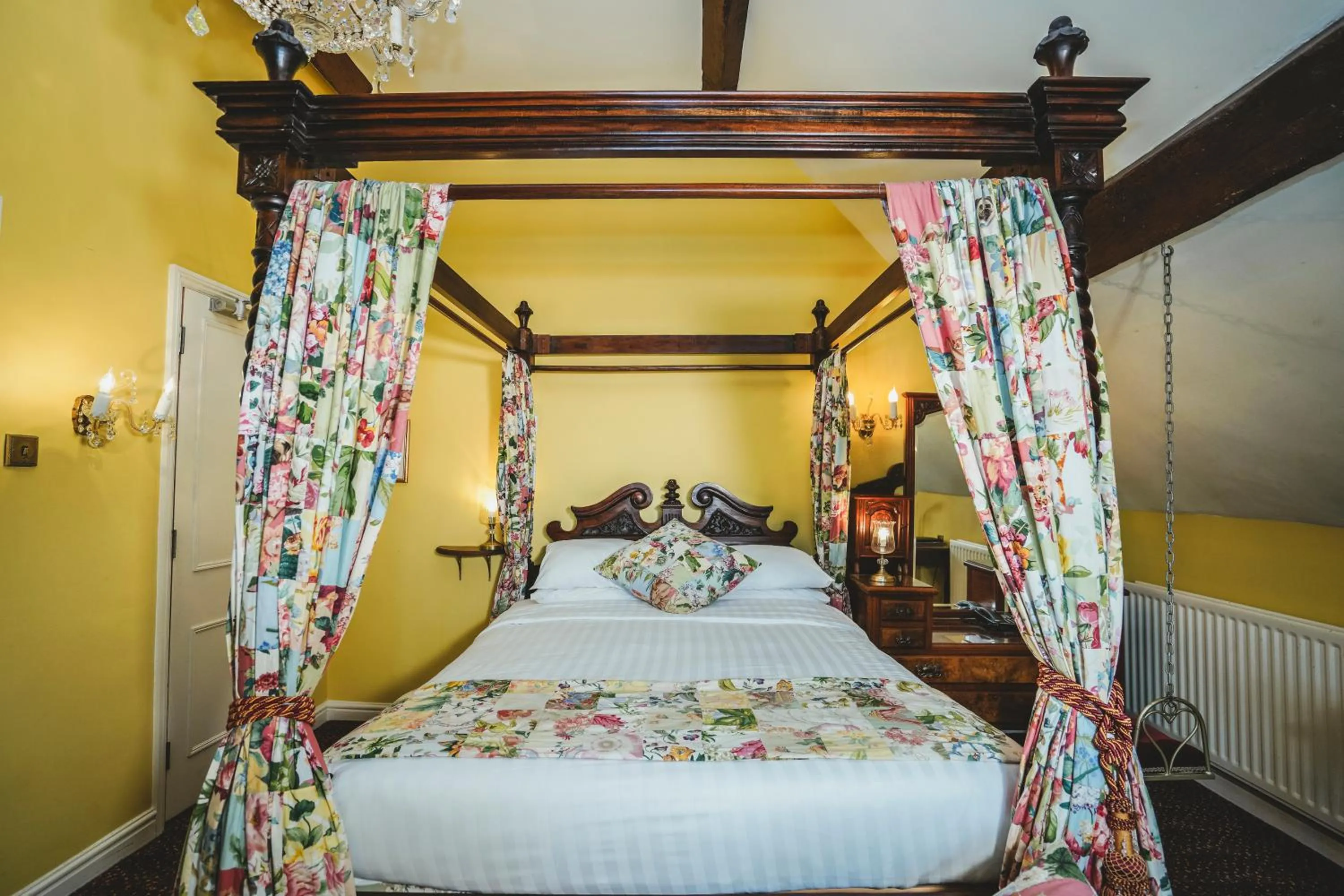 Bed in Hundred House Hotel