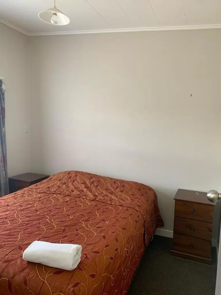 Bedroom, Bed in Apple Motor Inn