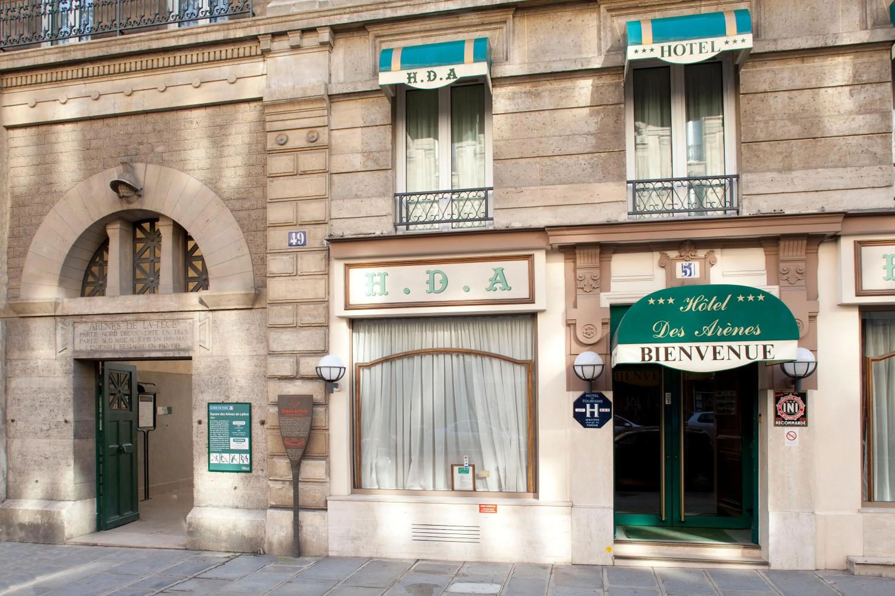 Facade/entrance in Hotel Des Arenes