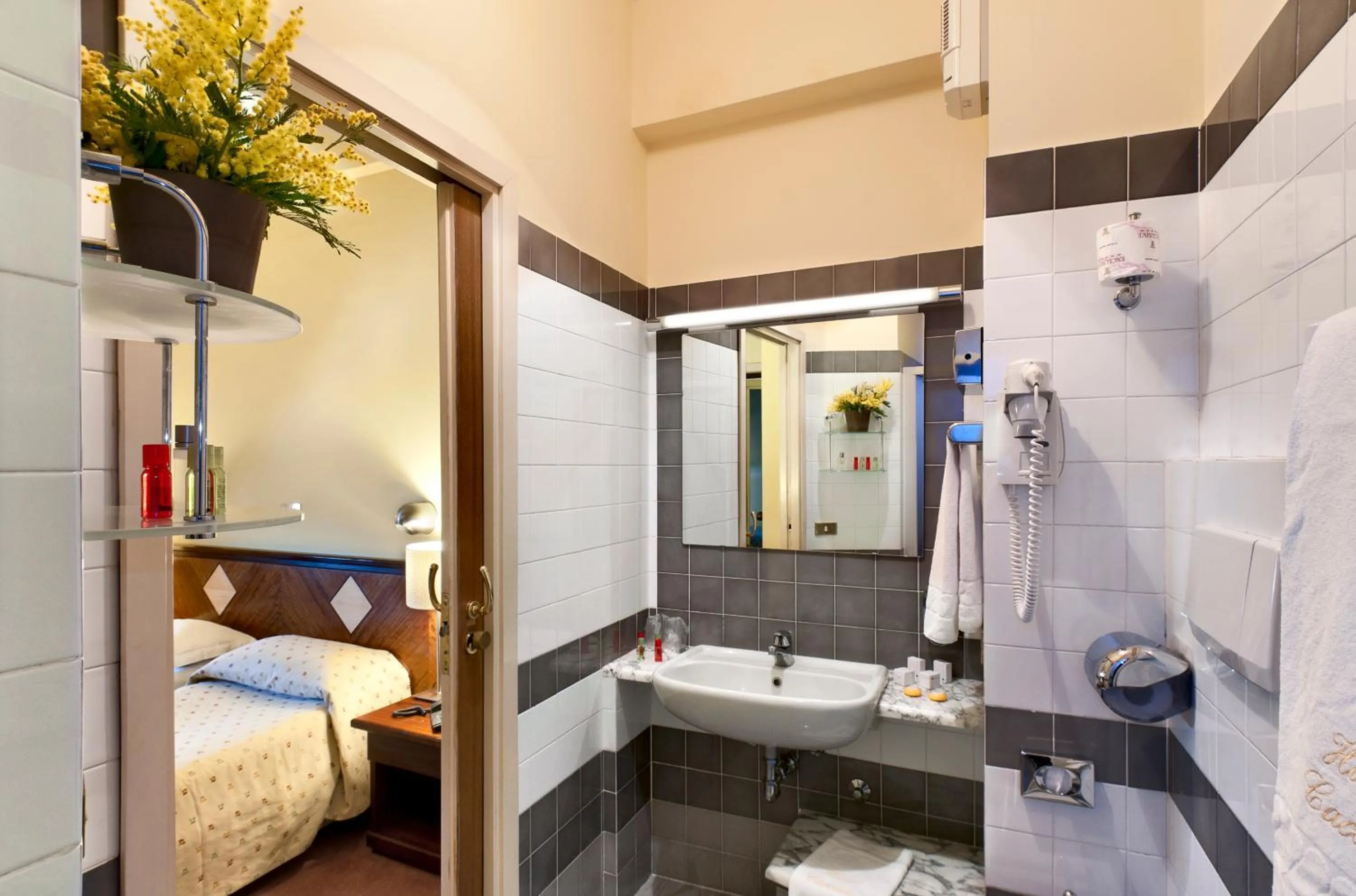 Bathroom, Bed in Hotel Cacciani