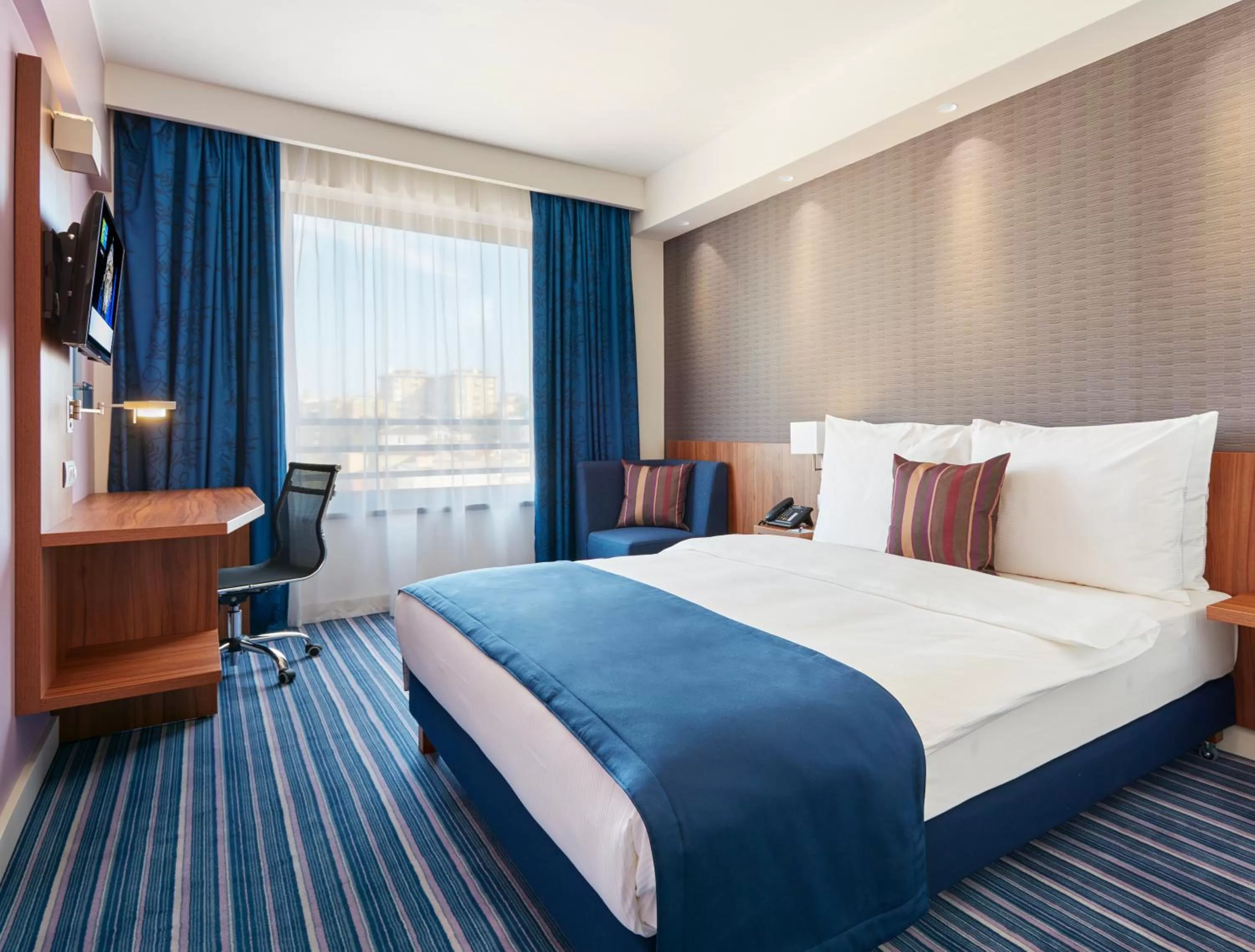 Property building, Bed in Holiday Inn Express Belgrade - City, an IHG Hotel
