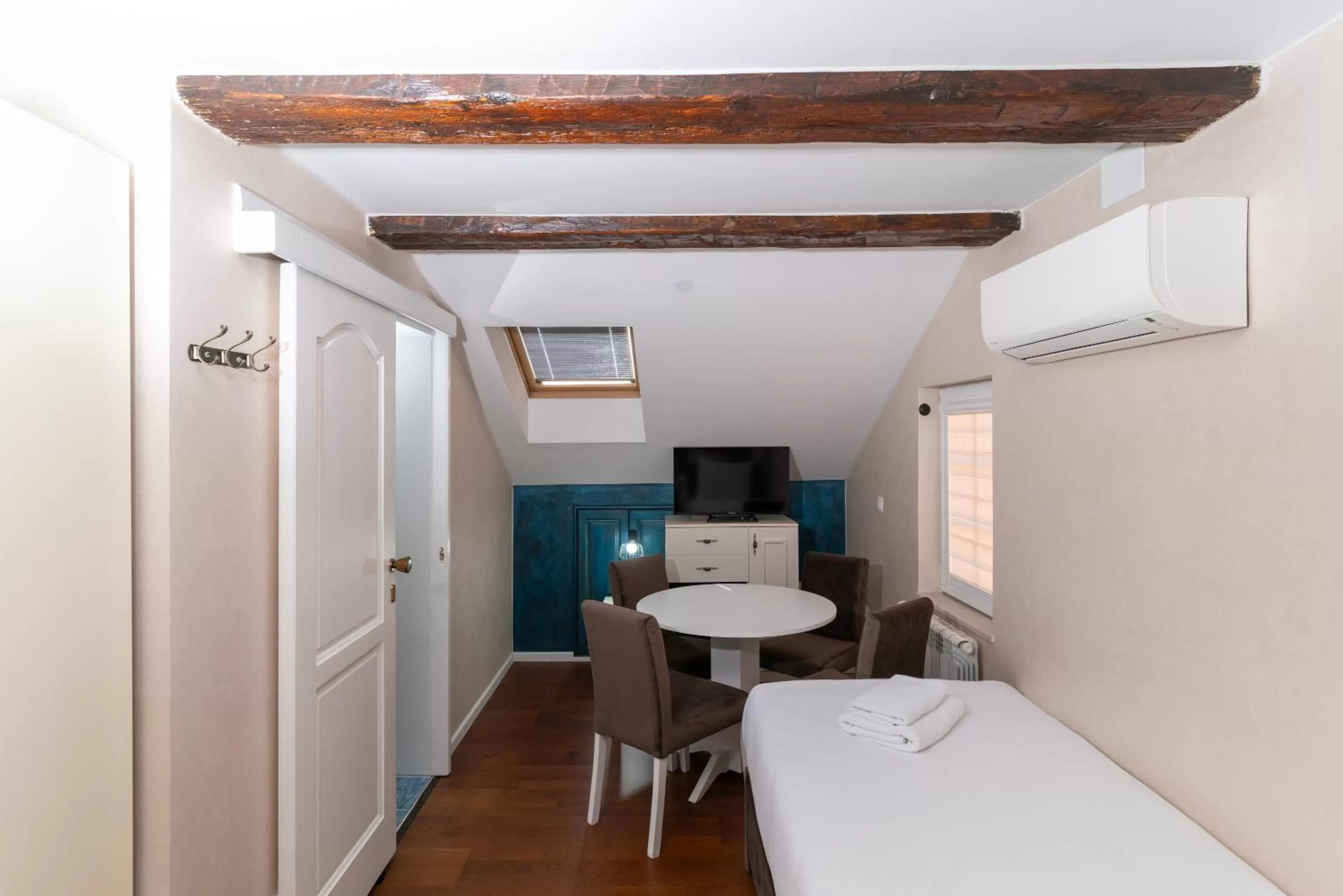 Dining area, Bed in Ornament Hotel