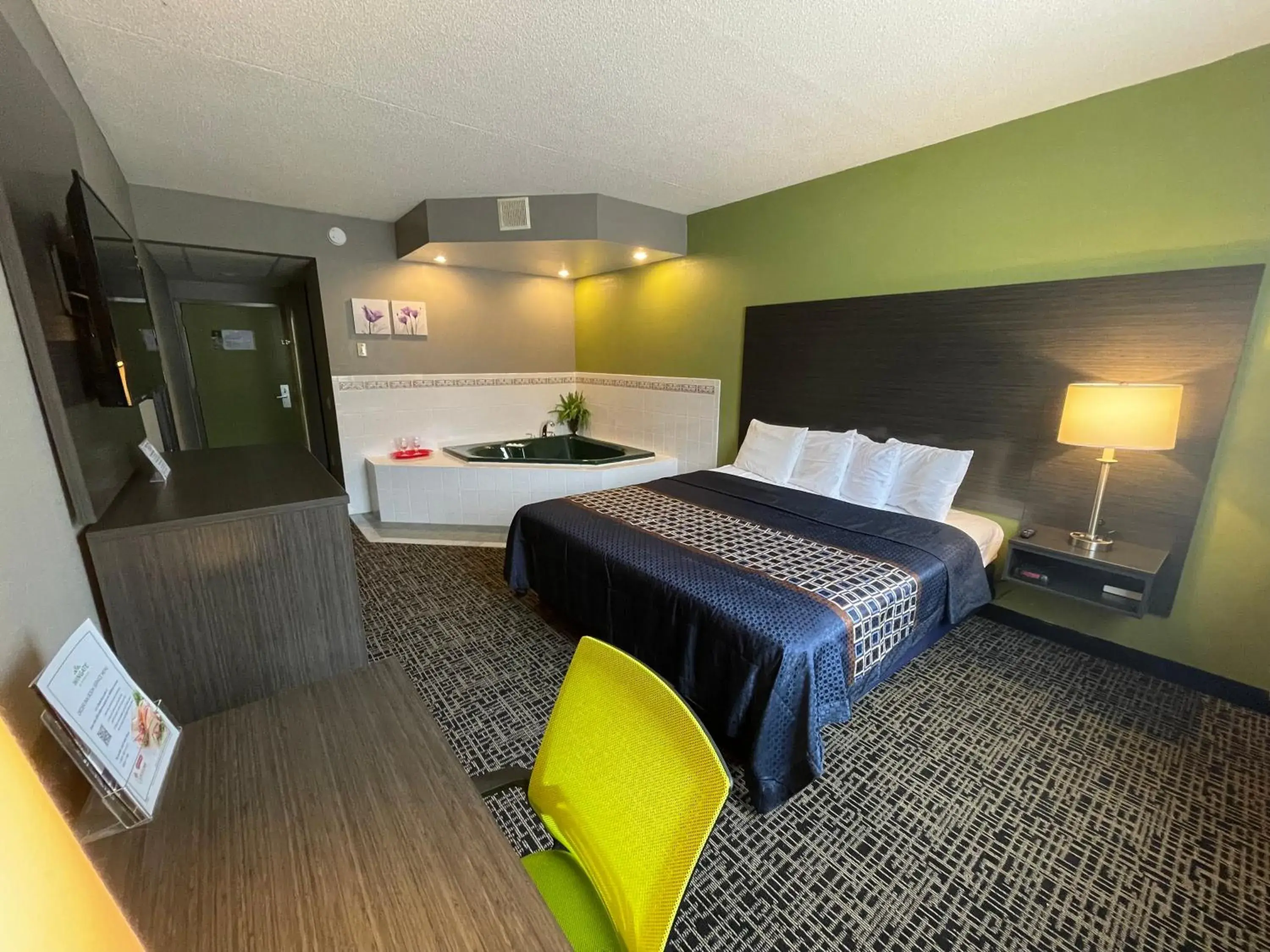 King Suite with Spa Bath - Non-Smoking in Wingate by Wyndham Lake George King Suite with Spa Bath - Non-Smoking in Wingate by Wyndham Lake George