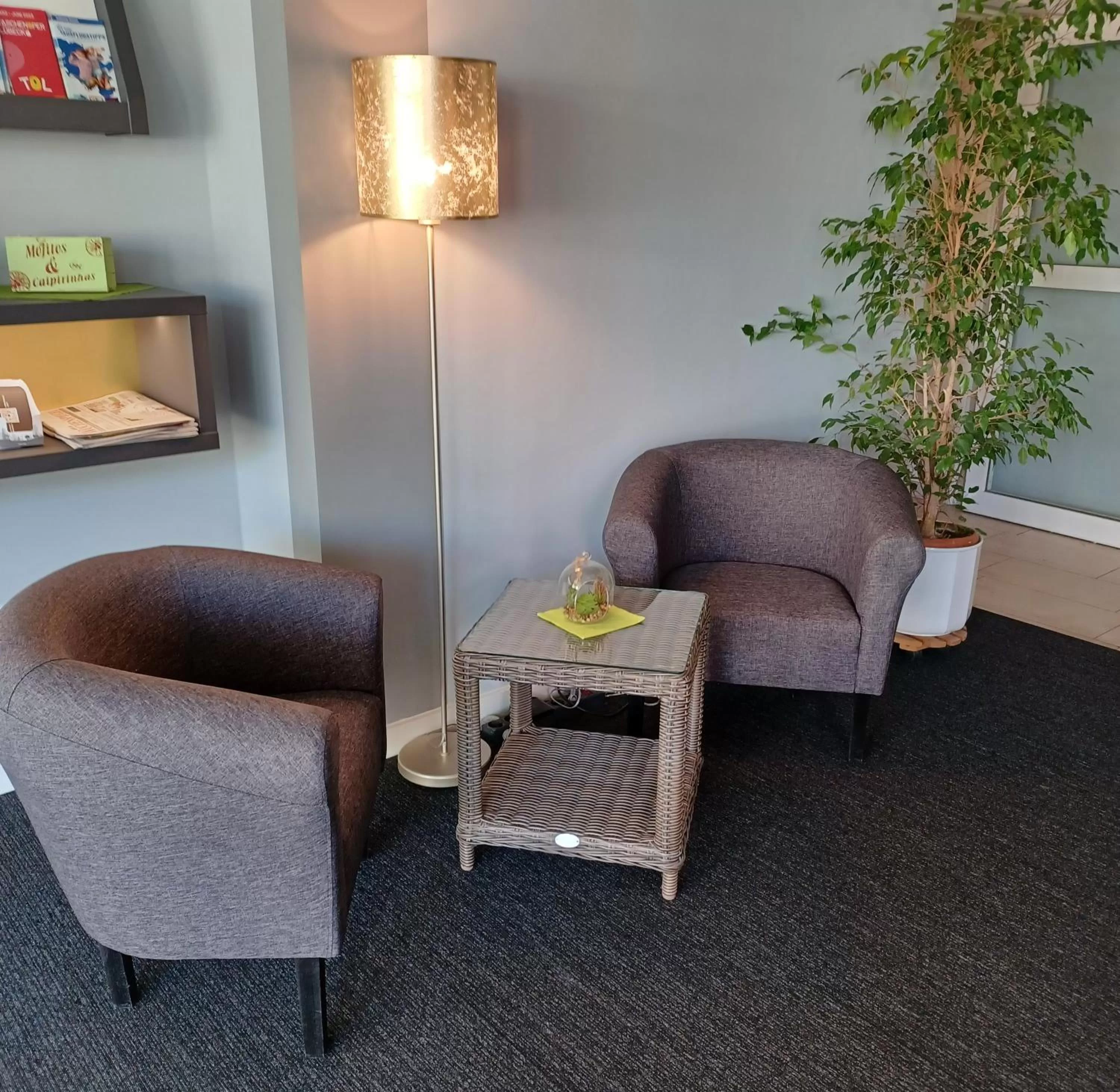 Lobby or reception in Traveller Hotel