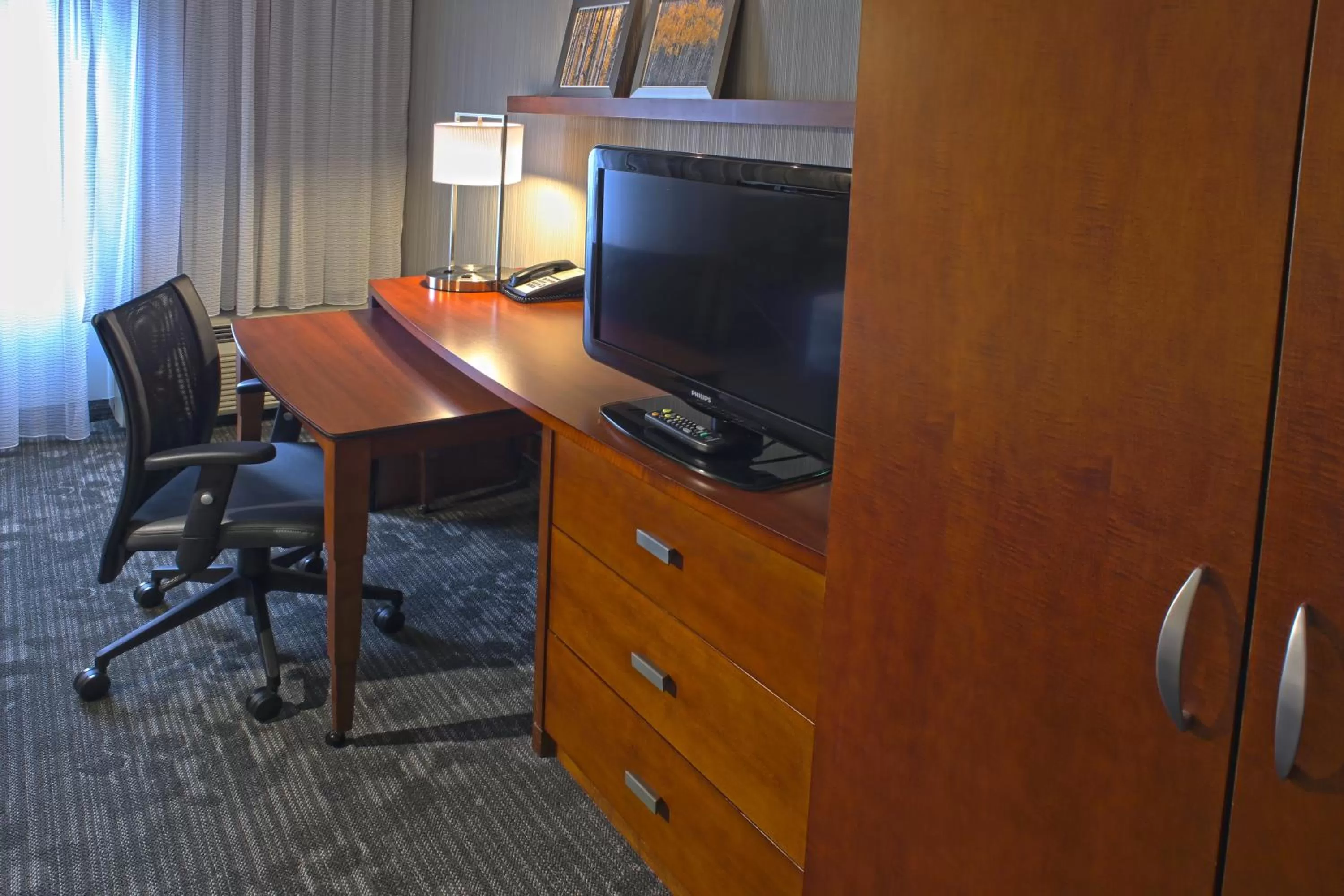 TV and multimedia in Courtyard by Marriott Hamilton