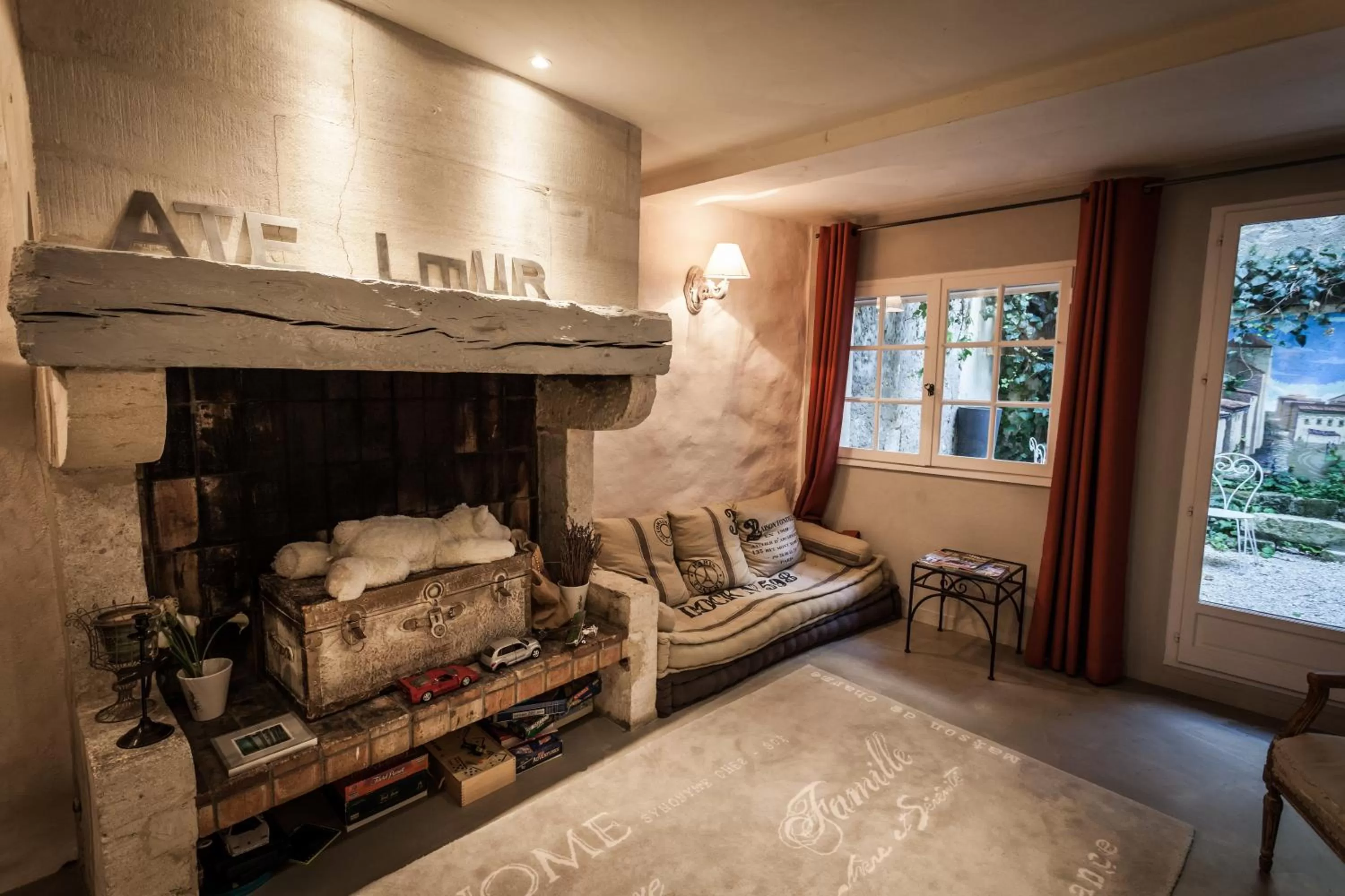 Library, Bed in Hotel De L'Atelier