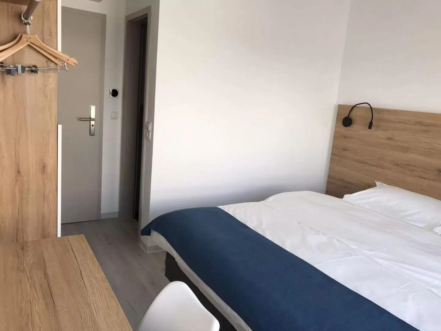 Photo of the whole room, Bed in Hotel 83