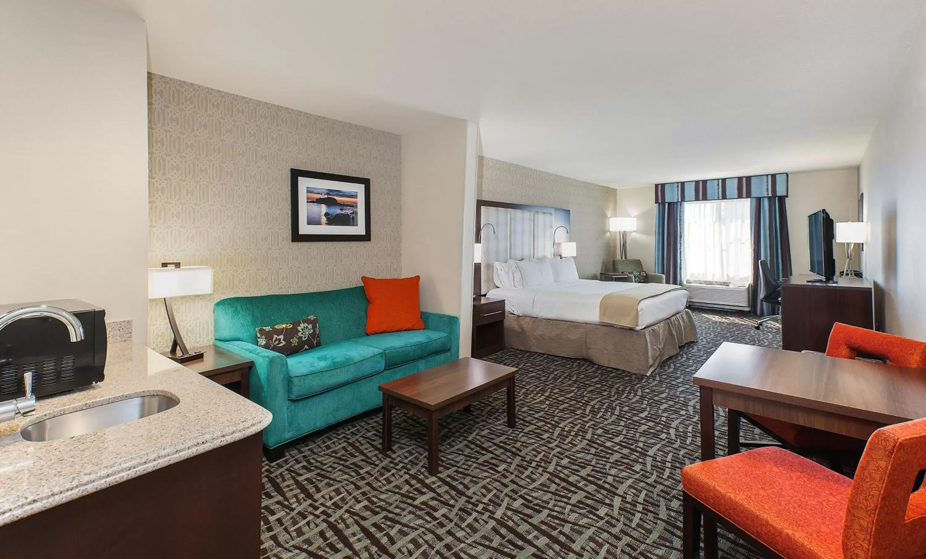 Deluxe King Room - Mobility Access in Holiday Inn Express & Suites Eureka by IHG Deluxe King Room - Mobility Access in Holiday Inn Express & Suites Eureka by IHG