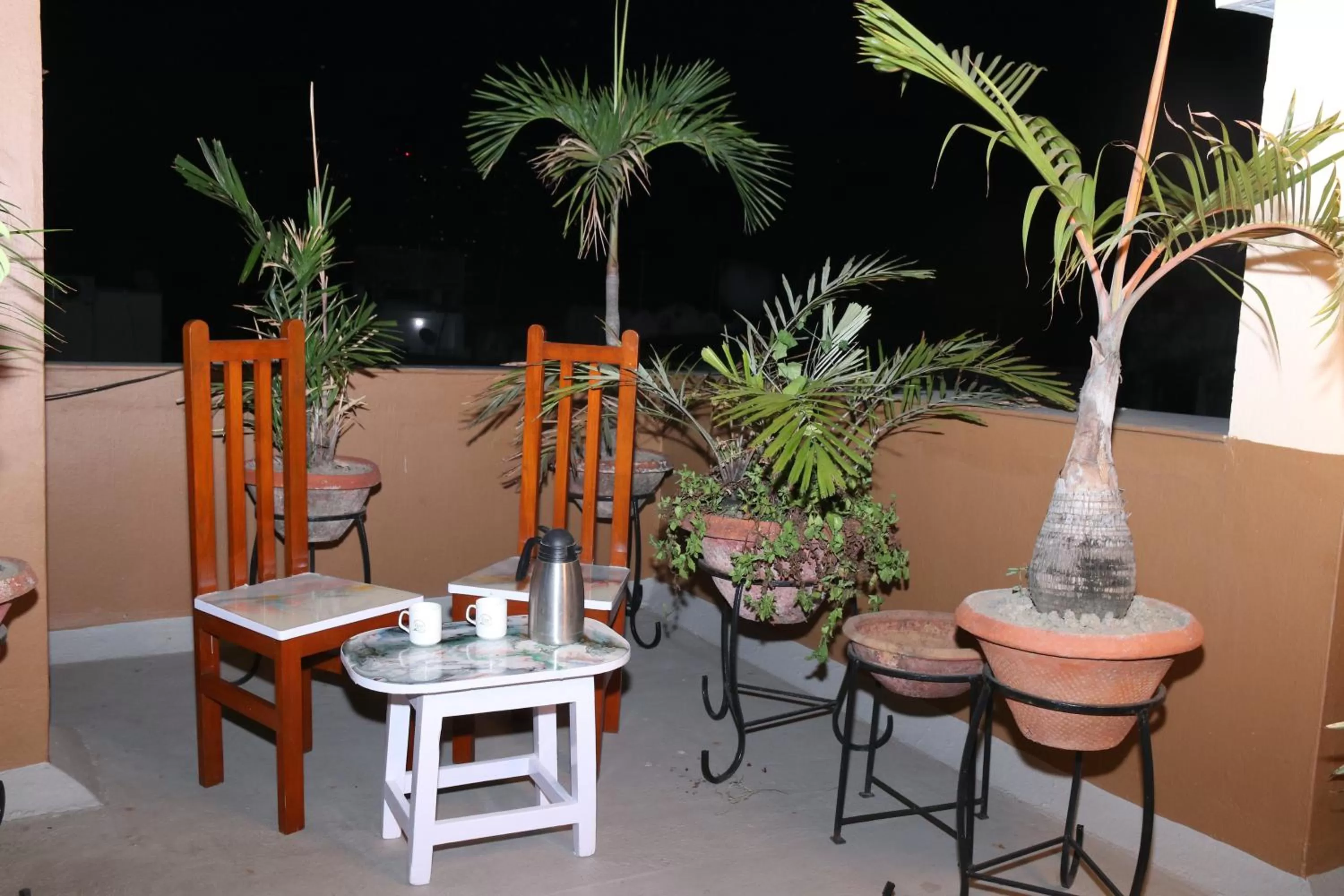 Restaurant/places to eat in The Elite Apartment Hotel