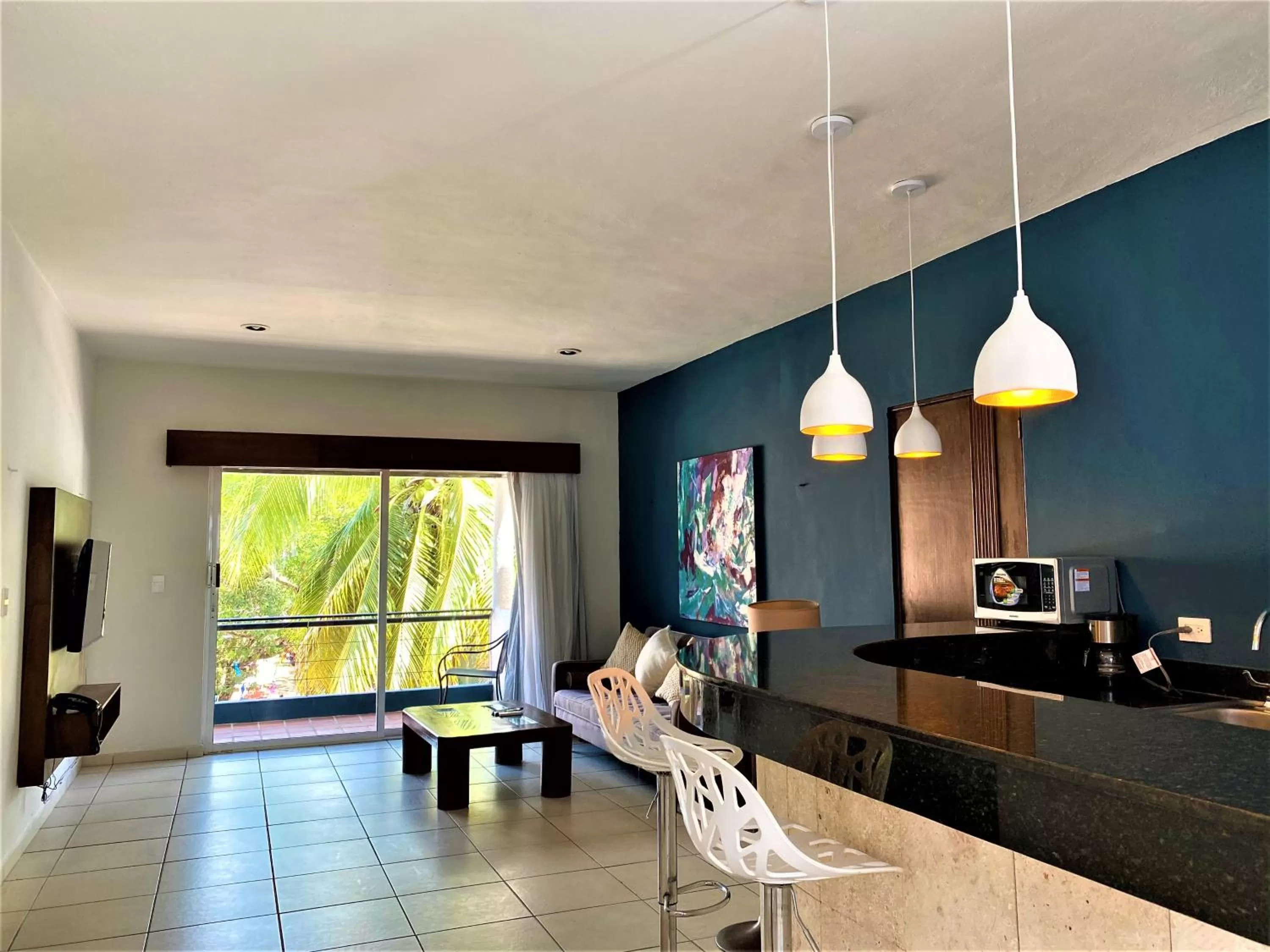 TV and multimedia in Hotel Mariachi by Kavia 5th Av